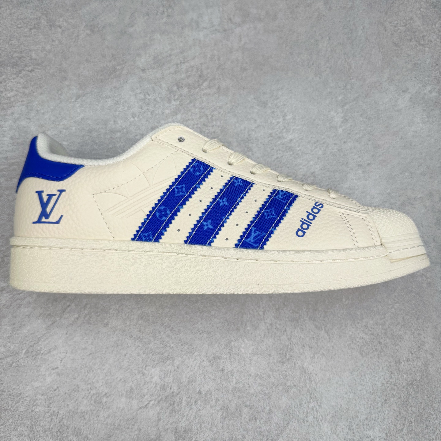 ＃C2 AD Originals Superstar 经典复古贝壳头板鞋 AD0006 诞生于1969年 是第一双将全皮面鞋 身与橡胶鞋头结合在一起的低帮篮球鞋 Superstar最开始 是作为高帮篮球鞋Pro Model的低帮版本而出现的 但因为其独特和醒目的橡胶鞋头造型而让大家熟知 被大家形象地称为\\\”shelltoe\\\”贝壳头 在70年代的美国职业篮球场上 接近3/4的NBA球员都将这双Superstar作为场上用鞋 80年代之后 经过不断的改良和发展 Superstar逐渐成为横跨时装、音乐、街头文化、休闲和运动等各大领域的时尚潮鞋 尺码：36 36.5 37 38 38.5 39 40 40.5 41 42 42.5 43 44 44.5 45-选品中心