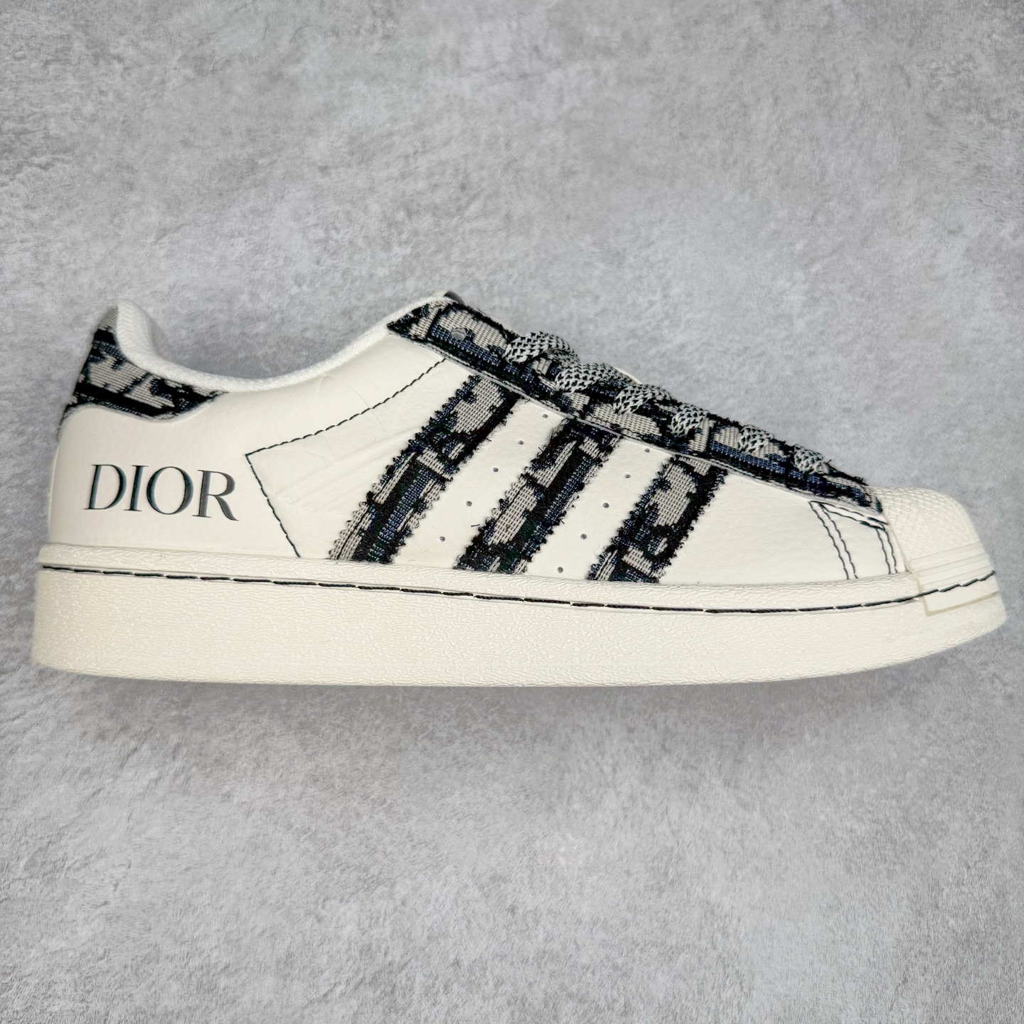 ＃C2 AD Originals Superstar 经典复古贝壳头板鞋 XS0019 诞生于1969年 是第一双将全皮面鞋 身与橡胶鞋头结合在一起的低帮篮球鞋 Superstar最开始 是作为高帮篮球鞋Pro Model的低帮版本而出现的 但因为其独特和醒目的橡胶鞋头造型而让大家熟知 被大家形象地称为\\\”shelltoe\\\”贝壳头 在70年代的美国职业篮球场上 接近3/4的NBA球员都将这双Superstar作为场上用鞋 80年代之后 经过不断的改良和发展 Superstar逐渐成为横跨时装、音乐、街头文化、休闲和运动等各大领域的时尚潮鞋 尺码：36 36.5 37 38 38.5 39 40 40.5 41 42 42.5 43 44 44.5 45-选品中心