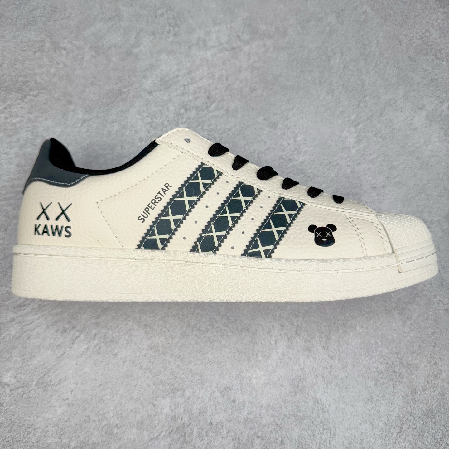 ＃C2 AD Originals Superstar 经典复古贝壳头板鞋 XG0008 诞生于1969年 是第一双将全皮面鞋 身与橡胶鞋头结合在一起的低帮篮球鞋 Superstar最开始 是作为高帮篮球鞋Pro Model的低帮版本而出现的 但因为其独特和醒目的橡胶鞋头造型而让大家熟知 被大家形象地称为\\\”shelltoe\\\”贝壳头 在70年代的美国职业篮球场上 接近3/4的NBA球员都将这双Superstar作为场上用鞋 80年代之后 经过不断的改良和发展 Superstar逐渐成为横跨时装、音乐、街头文化、休闲和运动等各大领域的时尚潮鞋 尺码：36 36.5 37 38 38.5 39 40 40.5 41 42 42.5 43 44 44.5 45-选品中心