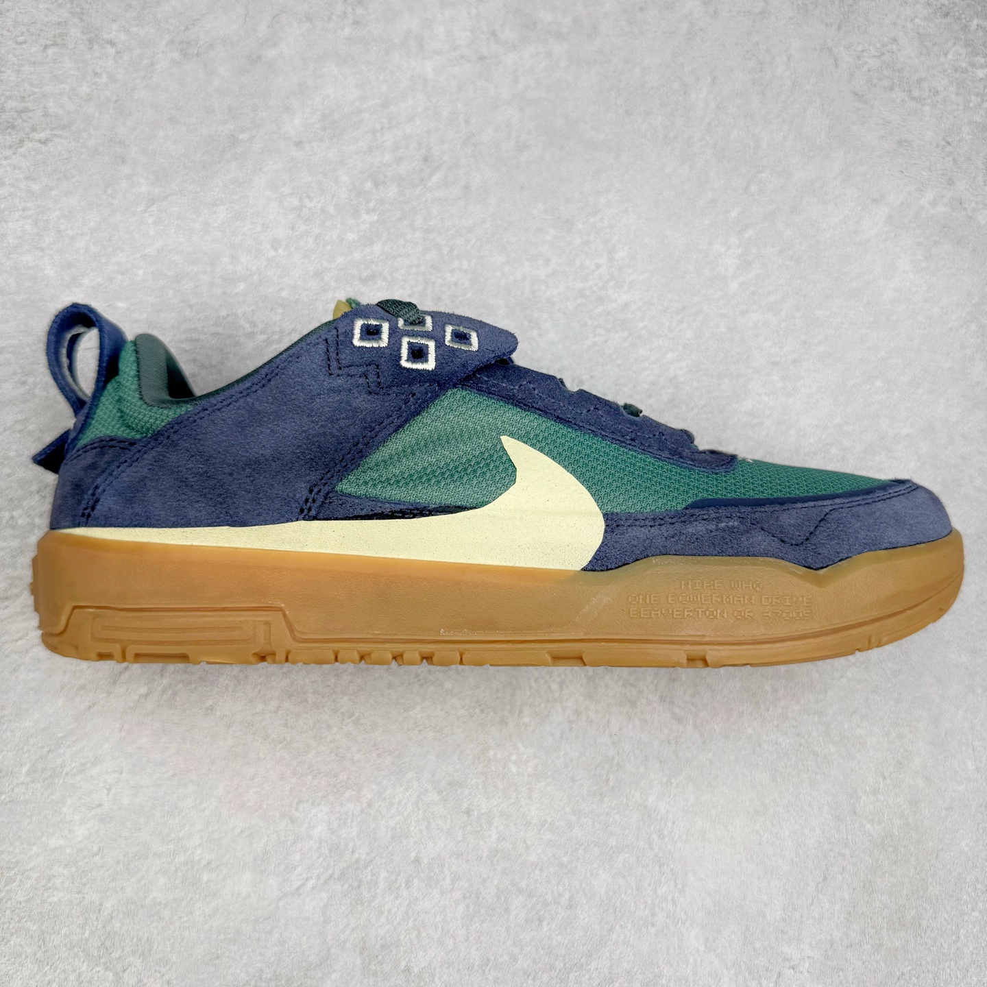 NK SB Day One 低帮休闲板鞋 FN4210-401 鞋款搭载Air Zoom缓震气垫,采用包边结构工艺轻盈柔韧,缔造非凡触板感。织物材料,舒适出众 翻毛皮覆面经久耐穿,塑就挚爱踢板体验。尺码:35.5 36 36.5 37.5 38 38.5 39 40 40.5 41 42 42.5 43 44 44.5 45-选品中心