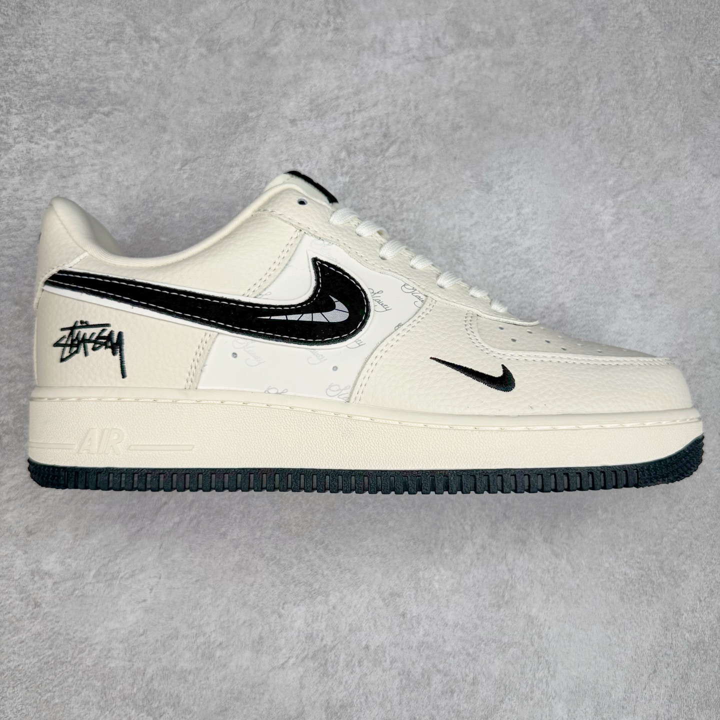 NK Air Force 1´07 Low 空军一号低帮百搭休闲运动板鞋 KK1988-093 柔软、弹性十足的缓震性能和出色的中底设计 横跨复古与现代的外型结合 造就出风靡全球 三十多年的Force 1 直到今天还深受青睐 实拍调校N版已经零色差零失真 百分百还原实物色彩所见即所得 不存在货不对板色差等低级问题 选购参考实物拍摄 不混卖不参货 只用心做好货严格选品 承诺混一赔十 尺码：36 36.5 37.5 38 38.5 39 40 40.5 41 42 42.5 43 44 44.5 45-选品中心