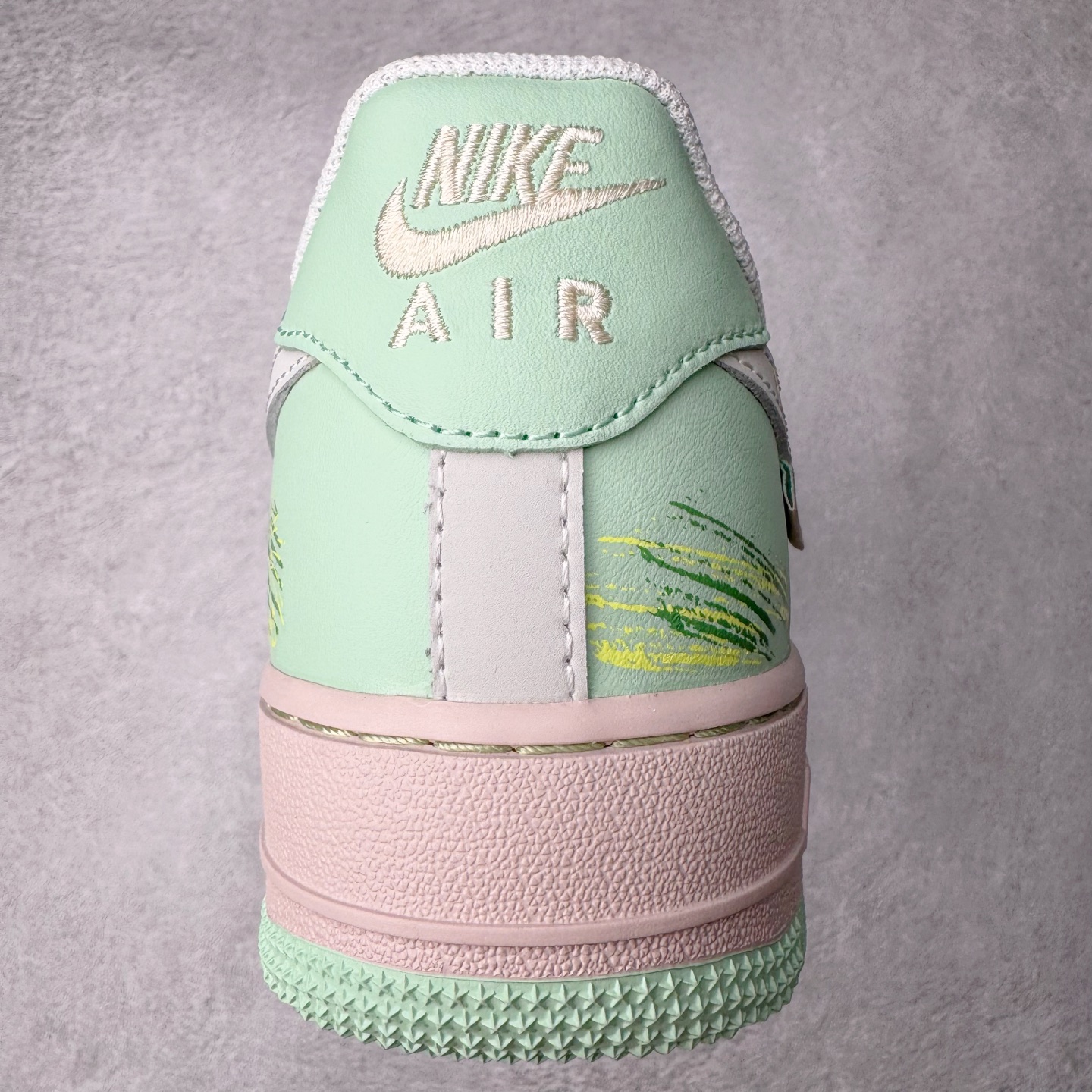 图片[8]-NK Air Force 1´07 Low 空军一号低帮百搭休闲运动板鞋 UB3310-990 柔软、弹性十足的缓震性能和出色的中底设计 横跨复古与现代的外型结合 造就出风靡全球 三十多年的Force 1 直到今天还深受青睐 实拍调校N版已经零色差零失真 百分百还原实物色彩所见即所得 不存在货不对板色差等低级问题 选购参考实物拍摄 不混卖不参货 只用心做好货严格选品 承诺混一赔十 尺码：36 36.5 37.5 38 38.5 39 40 40.5 41 42 42.5 43 44 44.5 45-选品中心