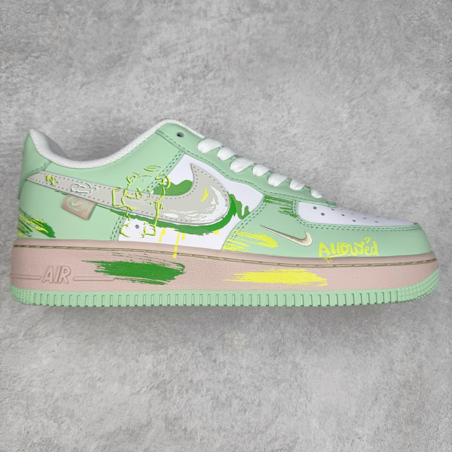 NK Air Force 1´07 Low 空军一号低帮百搭休闲运动板鞋 UB3310-990 柔软、弹性十足的缓震性能和出色的中底设计 横跨复古与现代的外型结合 造就出风靡全球 三十多年的Force 1 直到今天还深受青睐 实拍调校N版已经零色差零失真 百分百还原实物色彩所见即所得 不存在货不对板色差等低级问题 选购参考实物拍摄 不混卖不参货 只用心做好货严格选品 承诺混一赔十 尺码：36 36.5 37.5 38 38.5 39 40 40.5 41 42 42.5 43 44 44.5 45-选品中心