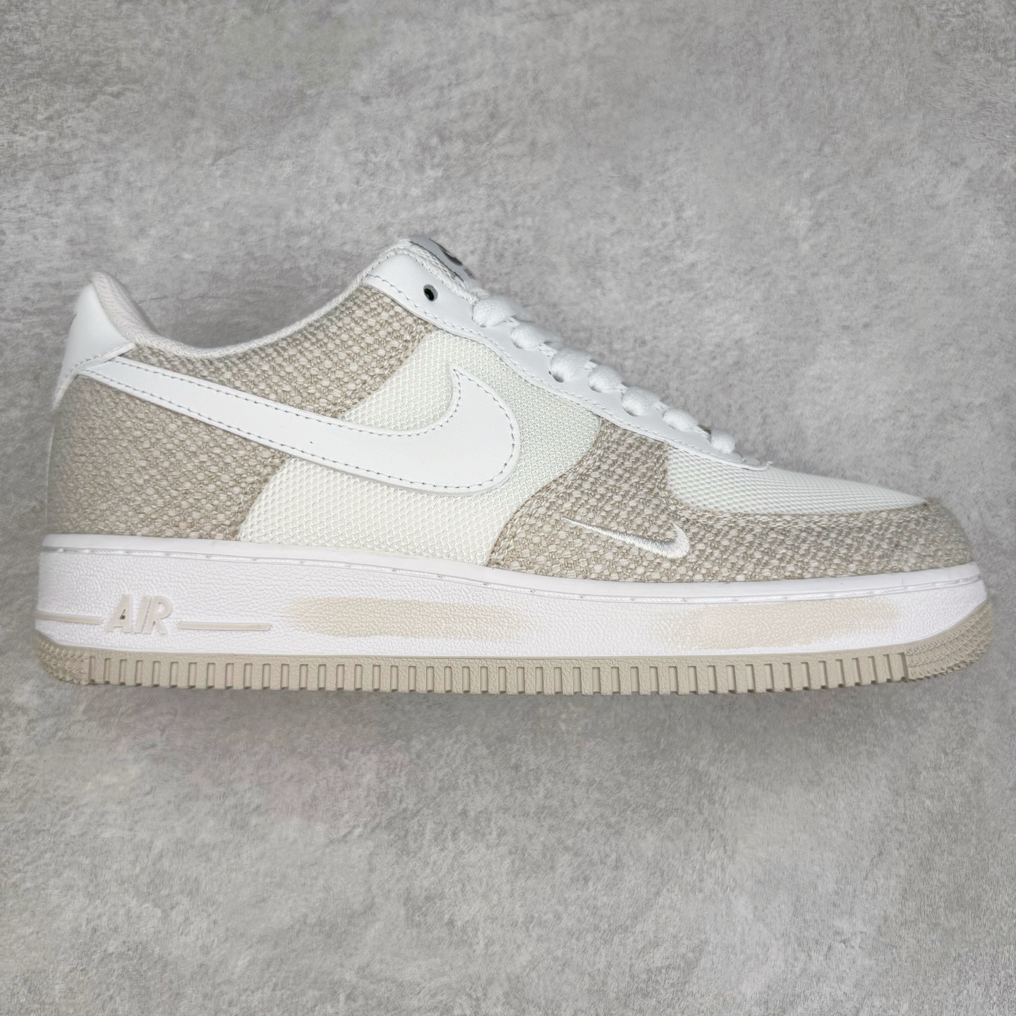 NK Air Force 1´07 Low 空军一号低帮百搭休闲运动板鞋 ZH0316-092 柔软、弹性十足的缓震性能和出色的中底设计 横跨复古与现代的外型结合 造就出风靡全球 三十多年的Force 1 直到今天还深受青睐 实拍调校N版已经零色差零失真 百分百还原实物色彩所见即所得 不存在货不对板色差等低级问题 选购参考实物拍摄 不混卖不参货 只用心做好货严格选品 承诺混一赔十 尺码：36 36.5 37.5 38 38.5 39 40 40.5 41 42 42.5 43 44 44.5 45-选品中心