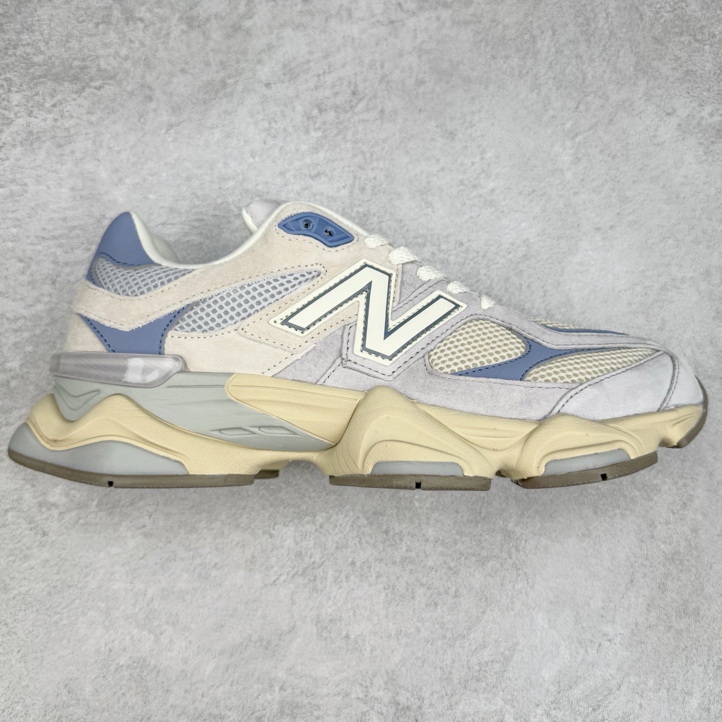 New Balance NB9060 复古运动鞋 新百伦又带来了新鞋型 并且是与芝加哥街头品牌 Joe Freshgoods 的联名款 鞋身主体采用了类似 990 系列的设计风格 与传统复古慢跑鞋区别不大 最大的变化就是鞋底部分 在传统设计的中底外层 增加了多个分区的模块 圆润的线条设计与我们熟悉的 New Balance 风格截然不同 但与同样充满弧形线条的鞋面搭配 看起来毫无违和感 尺码：36-45-选品中心