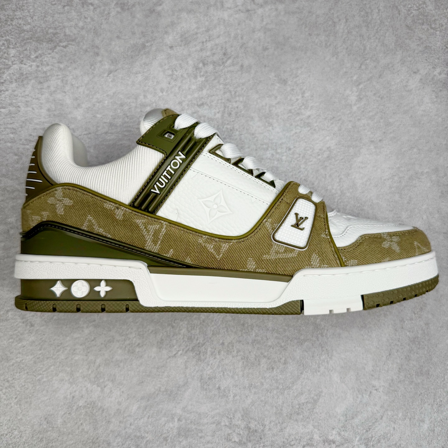 图片[3]-＃纯原 Louis Vuitton Trainer lv时装走秀运动鞋 市场所有版本中综合最强的货品 GD实力大厂出品 全网最全配色更新最快 最成熟的做工稳定的品控 完美鞋型超高的清洁度 零毛边线头瑕疵 全套原楦原纸版原鞋开模 全网最具灵魂的版型 正确原装黄色鞋盒 正确中底印花 鞋面印花3D高频深度立体 全鞋电脑针车 紧密相连 针距密度一致 环保乳胶注塑鞋垫 厚度脚感还原原版 皮面裁剪部位 统一油边封口工艺 原装橡胶大底含胶量大底组合零偏差 专柜全套包装 防尘袋 说明书 质保卡 男女鞋 尺码：35 36 37 38 39 40 41 42 43 44 45-选品中心