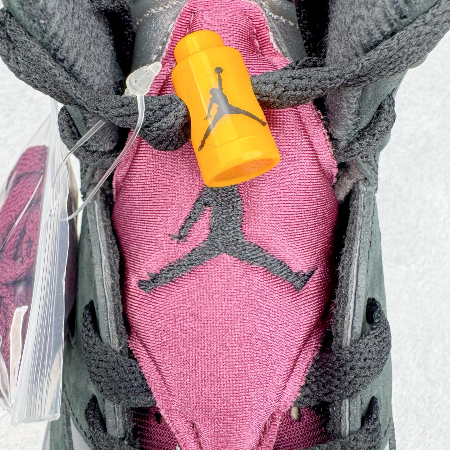 图片[17]-＃K版纯原 Air Jordan AJ6 Retro \\\”bordeaux\\\” 灰黑紫 CT8529-063 原楦原纸板开发 采购原厂皮料 原厂定型 后跟完美效果 到手可放心比对发售原鞋 上脚百分百充当正品驾驭 真正原装公司级完美鞋型 一切细节实拍所见所得 纸板中底、钢印 完美版型 一应俱全外贸专供 发国外寄售可稳妥充正操作 实拍调校N版已经零色差零失真 百分百还原实物色彩所见即所得 不存在货不对板色差等低级问题 选购参考实物拍摄 不混卖不参货 只用心做好货严格选品 承诺混一赔十 尺码：40 40.5 41 42 42.5 43 44 44.5 45 46 47.5-选品中心