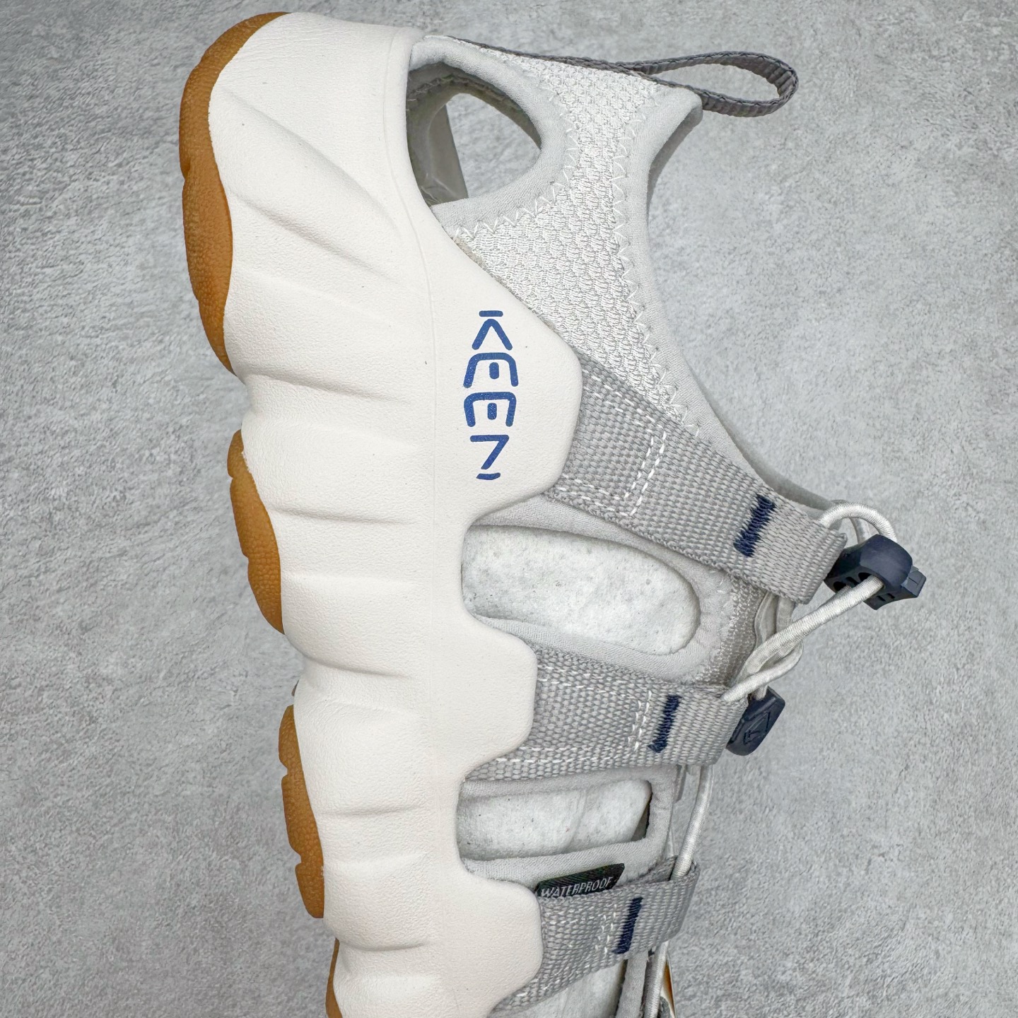 图片[6]-KEEN Hyperport H2 科恩防滑耐磨低帮户外功能鞋溯溪鞋凉鞋 KEEN诞生于2003年的美国人气户外品牌，以一双“保护脚趾”且能涉足水域的户外凉鞋NEWPORT诞生为契机，开启原创制鞋之路。KEEN相信，天空之下即是户外，因为户外不一定是极具挑战性的独自冒险，也可以是与朋友、家人和宠物一同分享外面的世界。同时，KEEN从诞生之初便始终贯彻环保制鞋的理念，不断创造出优秀的原创奇履。脚踏实地，致力向善。我们想和世界产生更多交集为世界减少更多负担，和你趣户外、趣做自己、趣环保让地球和生活都变得更美好。尺码：36 36.5 37.5 38 38.5 39 40 40.5 41 42 42.5 43 44 44.5 45-选品中心