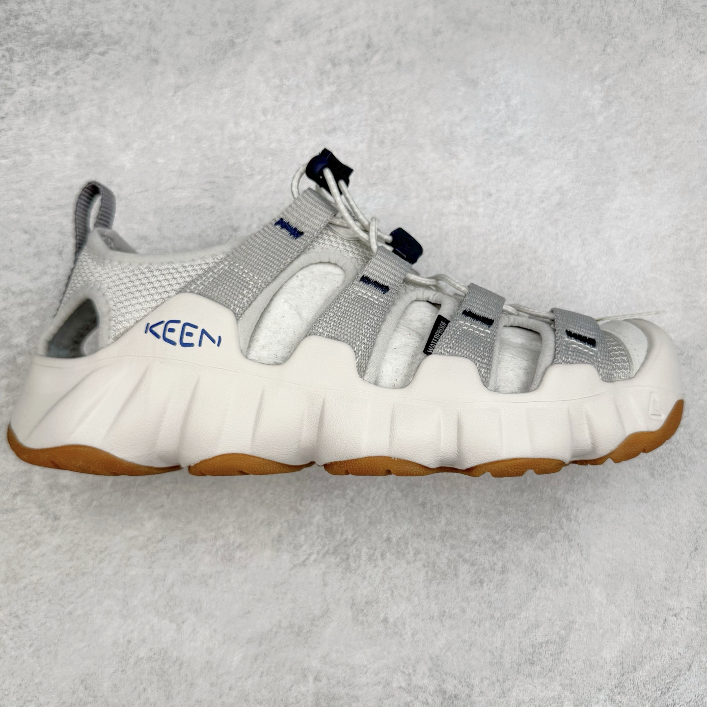 KEEN Hyperport H2 科恩防滑耐磨低帮户外功能鞋溯溪鞋凉鞋 KEEN诞生于2003年的美国人气户外品牌，以一双“保护脚趾”且能涉足水域的户外凉鞋NEWPORT诞生为契机，开启原创制鞋之路。KEEN相信，天空之下即是户外，因为户外不一定是极具挑战性的独自冒险，也可以是与朋友、家人和宠物一同分享外面的世界。同时，KEEN从诞生之初便始终贯彻环保制鞋的理念，不断创造出优秀的原创奇履。脚踏实地，致力向善。我们想和世界产生更多交集为世界减少更多负担，和你趣户外、趣做自己、趣环保让地球和生活都变得更美好。尺码：36 36.5 37.5 38 38.5 39 40 40.5 41 42 42.5 43 44 44.5 45-选品中心