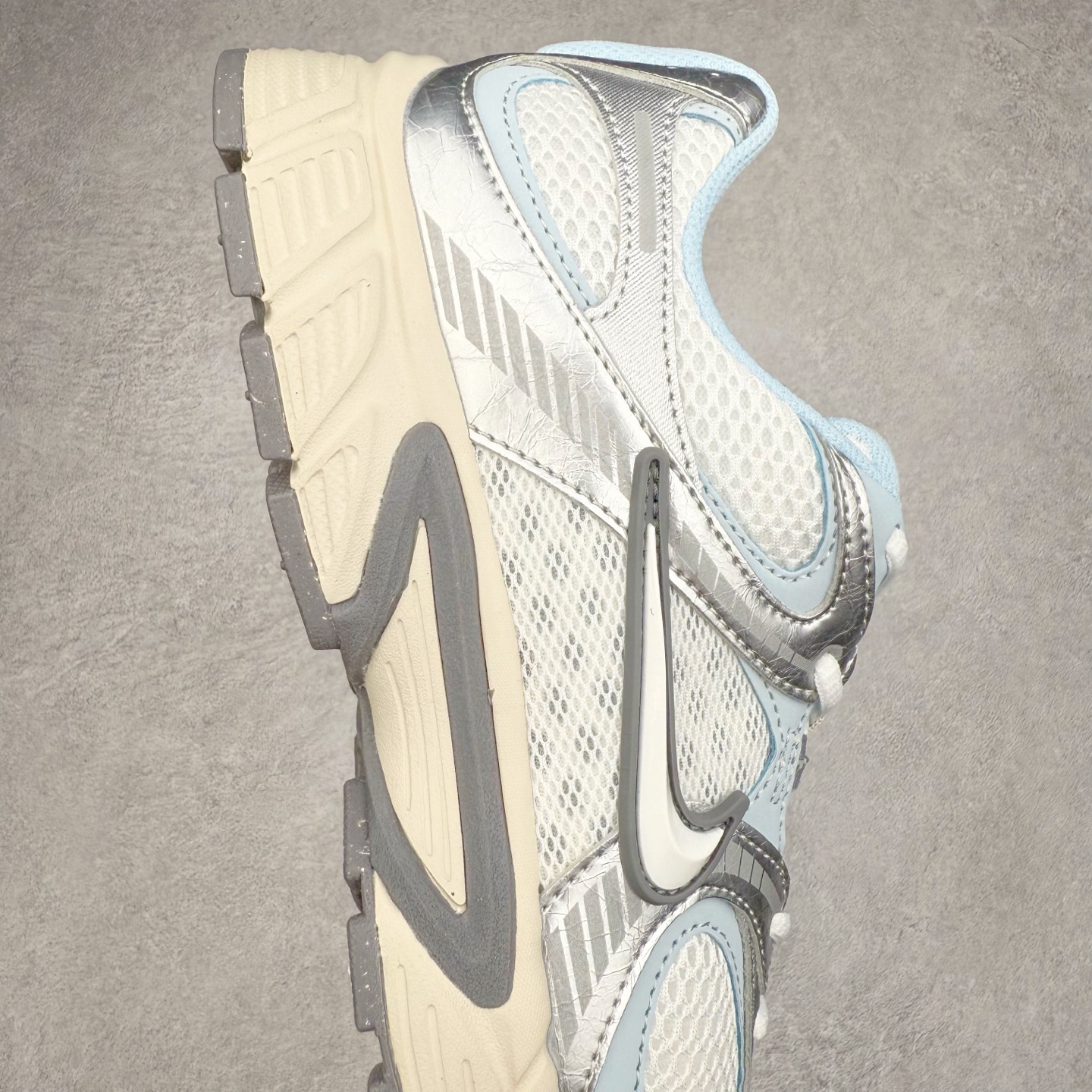 图片[6]-NK V5 RNR 舒适百搭防滑耐磨低帮跑步鞋 HQ7901-103 舒适有型适合日常穿着 该鞋款延续千禧年经典设计搭载泡绵中底 厚实而轻盈匠心细节巧搭立体耐克勾标志焕新演绎复古跑鞋 鞋款从千禧年美学汲取灵感 混搭多种材质突显层次感立体感和传统跑步风范 尺码：36 36.5 37.5 38 38.5 39 40 40.5 41 42 42.5 43 44 44.5 45-选品中心