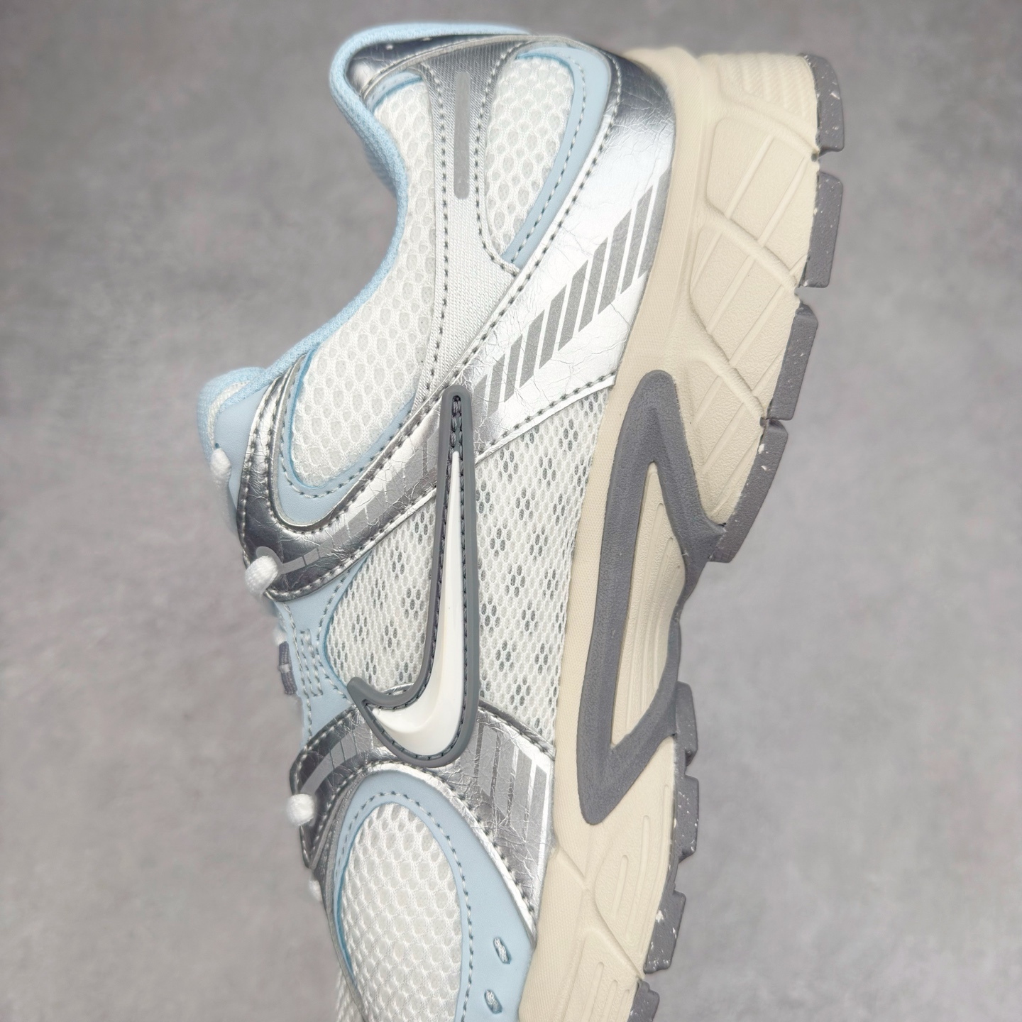 图片[7]-NK V5 RNR 舒适百搭防滑耐磨低帮跑步鞋 HQ7901-103 舒适有型适合日常穿着 该鞋款延续千禧年经典设计搭载泡绵中底 厚实而轻盈匠心细节巧搭立体耐克勾标志焕新演绎复古跑鞋 鞋款从千禧年美学汲取灵感 混搭多种材质突显层次感立体感和传统跑步风范 尺码：36 36.5 37.5 38 38.5 39 40 40.5 41 42 42.5 43 44 44.5 45-选品中心