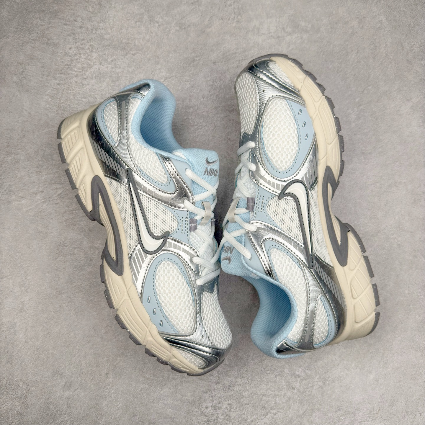 图片[3]-NK V5 RNR 舒适百搭防滑耐磨低帮跑步鞋 HQ7901-103 舒适有型适合日常穿着 该鞋款延续千禧年经典设计搭载泡绵中底 厚实而轻盈匠心细节巧搭立体耐克勾标志焕新演绎复古跑鞋 鞋款从千禧年美学汲取灵感 混搭多种材质突显层次感立体感和传统跑步风范 尺码：36 36.5 37.5 38 38.5 39 40 40.5 41 42 42.5 43 44 44.5 45-选品中心