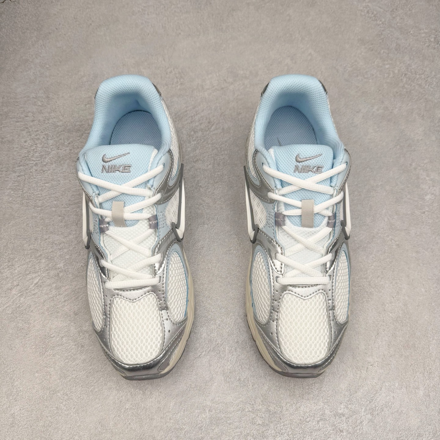 图片[2]-NK V5 RNR 舒适百搭防滑耐磨低帮跑步鞋 HQ7901-103 舒适有型适合日常穿着 该鞋款延续千禧年经典设计搭载泡绵中底 厚实而轻盈匠心细节巧搭立体耐克勾标志焕新演绎复古跑鞋 鞋款从千禧年美学汲取灵感 混搭多种材质突显层次感立体感和传统跑步风范 尺码：36 36.5 37.5 38 38.5 39 40 40.5 41 42 42.5 43 44 44.5 45-选品中心