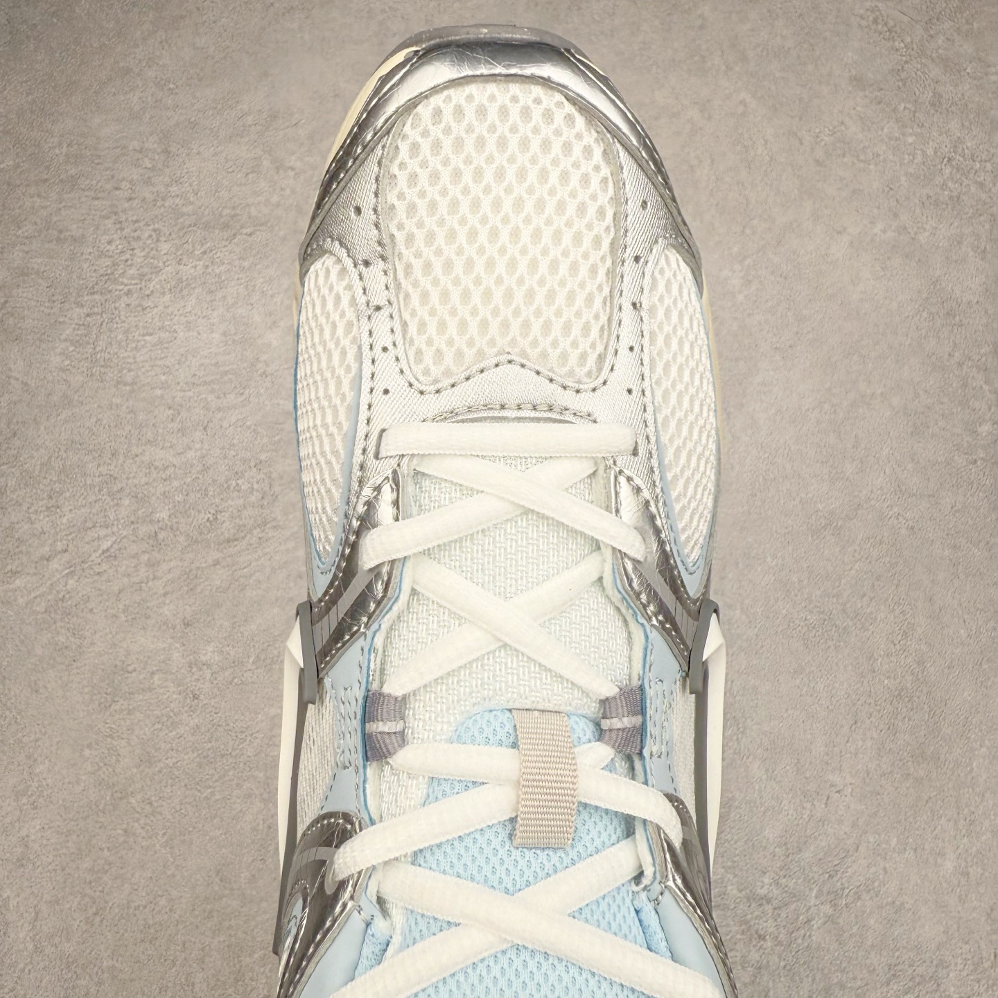 图片[4]-NK V5 RNR 舒适百搭防滑耐磨低帮跑步鞋 HQ7901-103 舒适有型适合日常穿着 该鞋款延续千禧年经典设计搭载泡绵中底 厚实而轻盈匠心细节巧搭立体耐克勾标志焕新演绎复古跑鞋 鞋款从千禧年美学汲取灵感 混搭多种材质突显层次感立体感和传统跑步风范 尺码：36 36.5 37.5 38 38.5 39 40 40.5 41 42 42.5 43 44 44.5 45-选品中心