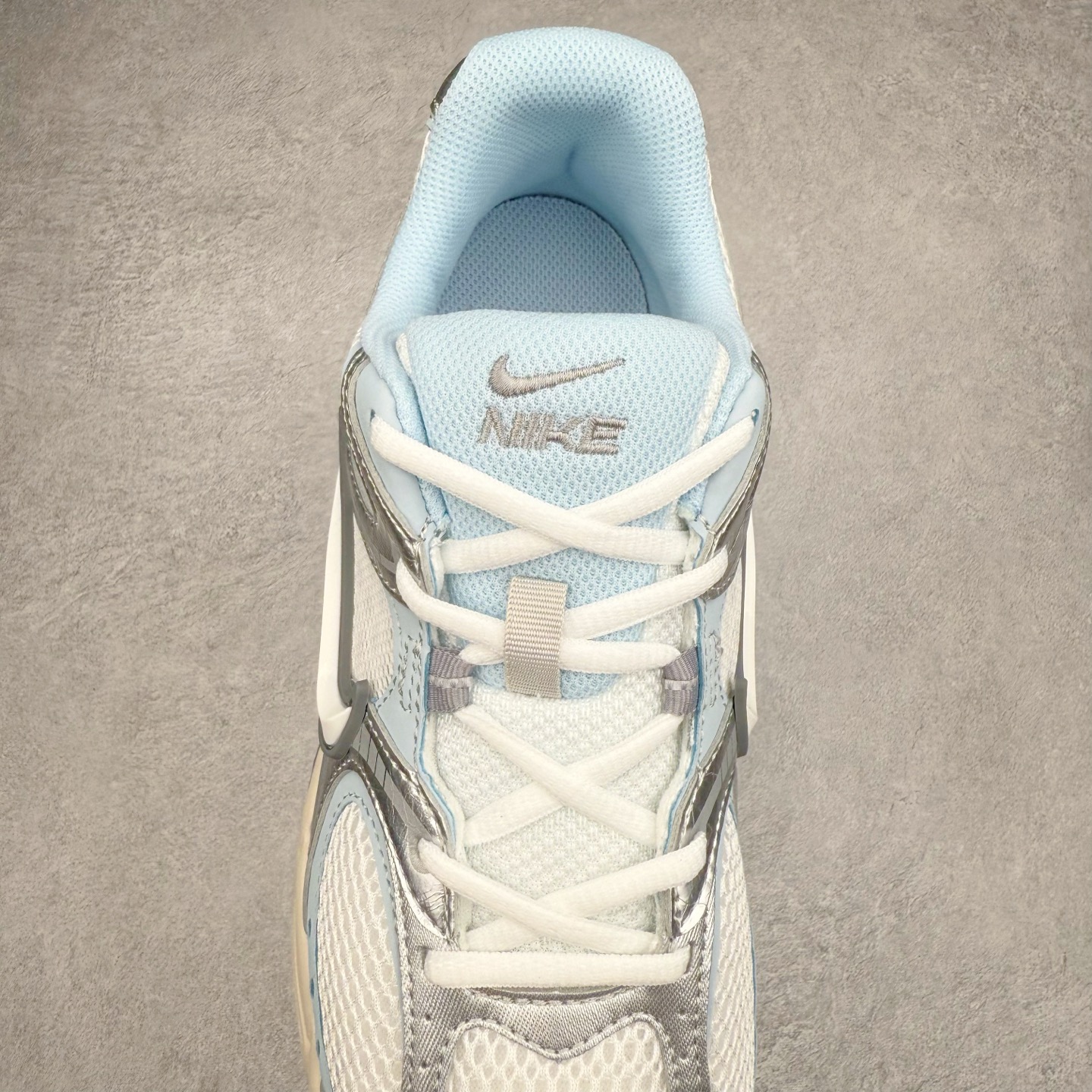 图片[5]-NK V5 RNR 舒适百搭防滑耐磨低帮跑步鞋 HQ7901-103 舒适有型适合日常穿着 该鞋款延续千禧年经典设计搭载泡绵中底 厚实而轻盈匠心细节巧搭立体耐克勾标志焕新演绎复古跑鞋 鞋款从千禧年美学汲取灵感 混搭多种材质突显层次感立体感和传统跑步风范 尺码：36 36.5 37.5 38 38.5 39 40 40.5 41 42 42.5 43 44 44.5 45-选品中心