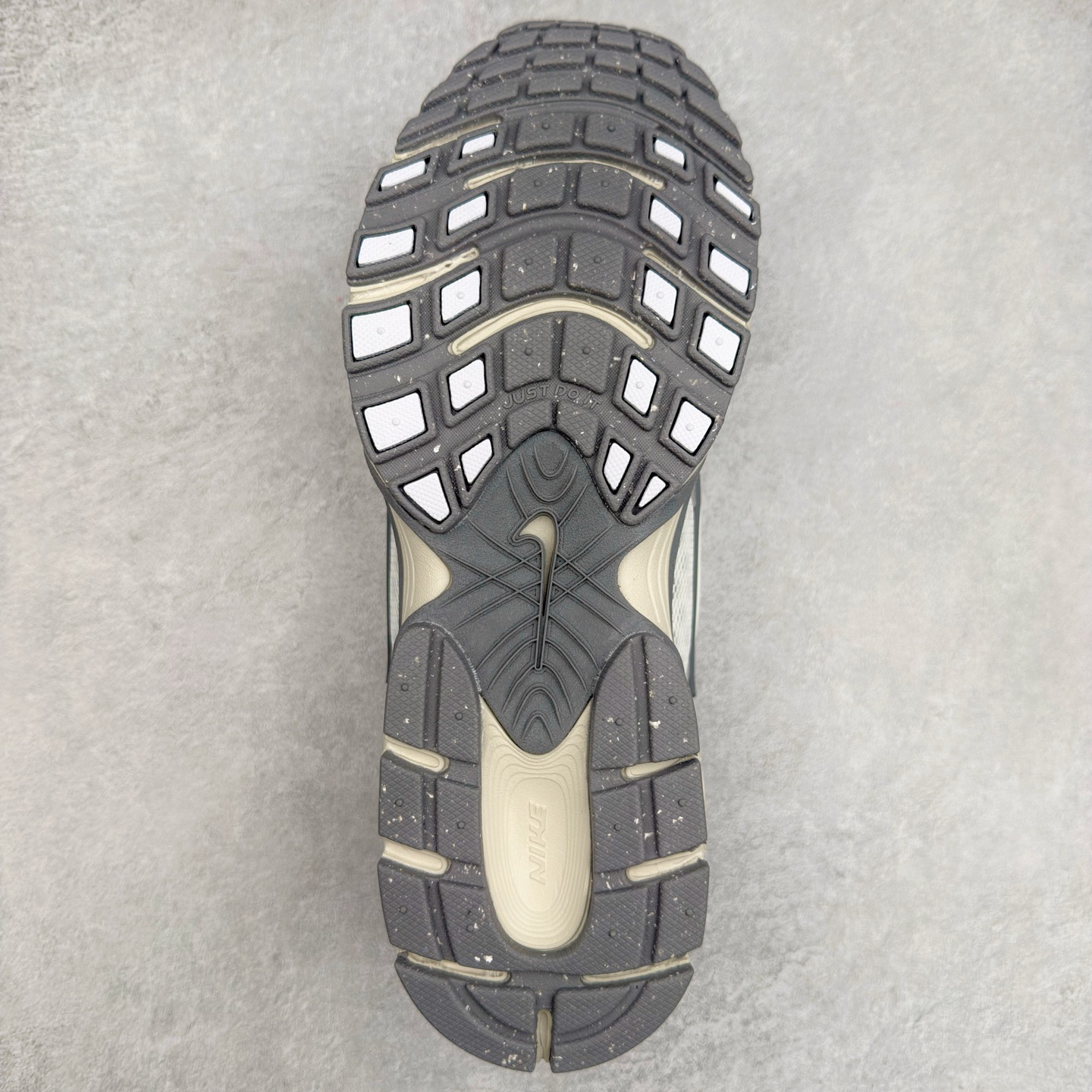 图片[9]-NK V5 RNR 舒适百搭防滑耐磨低帮跑步鞋 HQ7901-103 舒适有型适合日常穿着 该鞋款延续千禧年经典设计搭载泡绵中底 厚实而轻盈匠心细节巧搭立体耐克勾标志焕新演绎复古跑鞋 鞋款从千禧年美学汲取灵感 混搭多种材质突显层次感立体感和传统跑步风范 尺码：36 36.5 37.5 38 38.5 39 40 40.5 41 42 42.5 43 44 44.5 45-选品中心