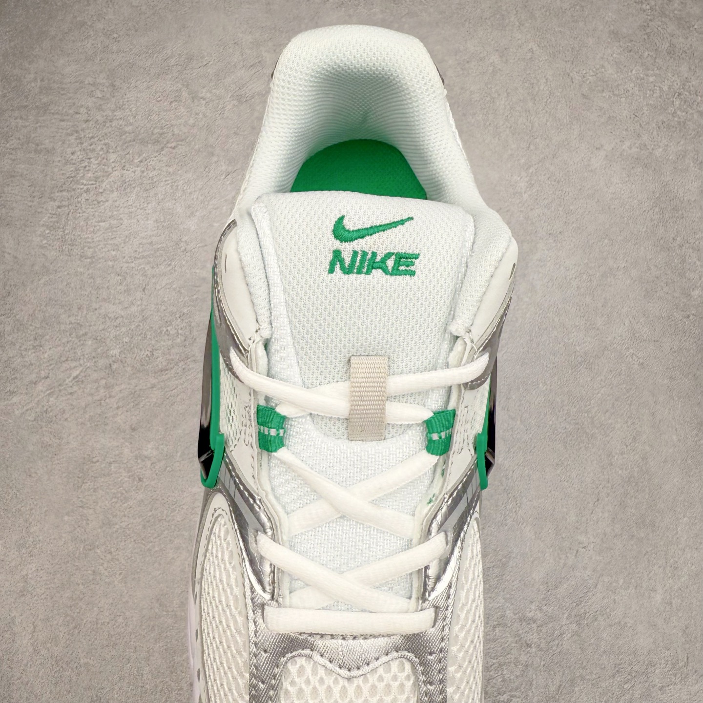 图片[5]-NK V5 RNR 舒适百搭防滑耐磨低帮跑步鞋 HJ5228-100 舒适有型适合日常穿着 该鞋款延续千禧年经典设计搭载泡绵中底 厚实而轻盈匠心细节巧搭立体耐克勾标志焕新演绎复古跑鞋 鞋款从千禧年美学汲取灵感 混搭多种材质突显层次感立体感和传统跑步风范 尺码：36 36.5 37.5 38 38.5 39 40 40.5 41 42 42.5 43 44 44.5 45-选品中心