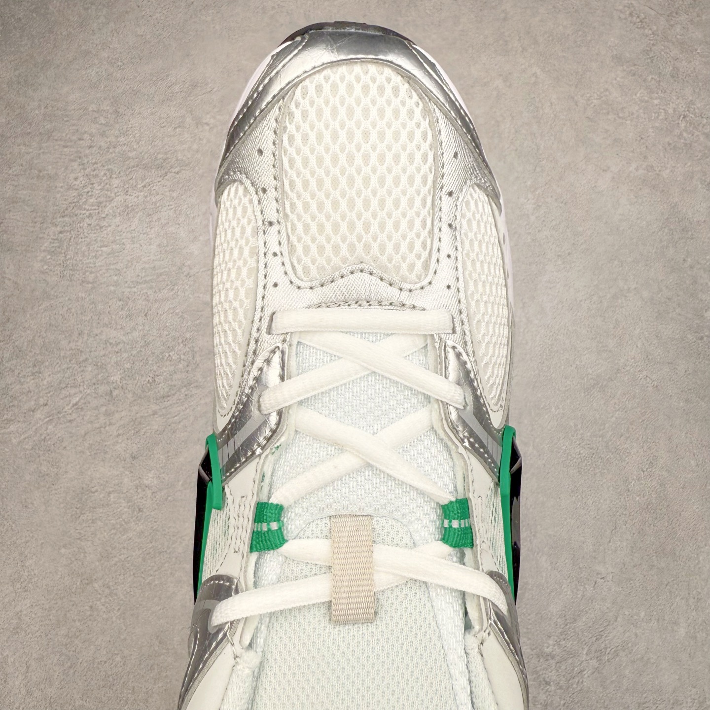 图片[4]-NK V5 RNR 舒适百搭防滑耐磨低帮跑步鞋 HJ5228-100 舒适有型适合日常穿着 该鞋款延续千禧年经典设计搭载泡绵中底 厚实而轻盈匠心细节巧搭立体耐克勾标志焕新演绎复古跑鞋 鞋款从千禧年美学汲取灵感 混搭多种材质突显层次感立体感和传统跑步风范 尺码：36 36.5 37.5 38 38.5 39 40 40.5 41 42 42.5 43 44 44.5 45-选品中心