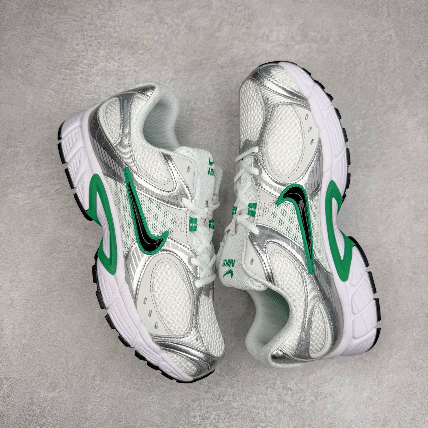 图片[3]-NK V5 RNR 舒适百搭防滑耐磨低帮跑步鞋 HJ5228-100 舒适有型适合日常穿着 该鞋款延续千禧年经典设计搭载泡绵中底 厚实而轻盈匠心细节巧搭立体耐克勾标志焕新演绎复古跑鞋 鞋款从千禧年美学汲取灵感 混搭多种材质突显层次感立体感和传统跑步风范 尺码：36 36.5 37.5 38 38.5 39 40 40.5 41 42 42.5 43 44 44.5 45-选品中心