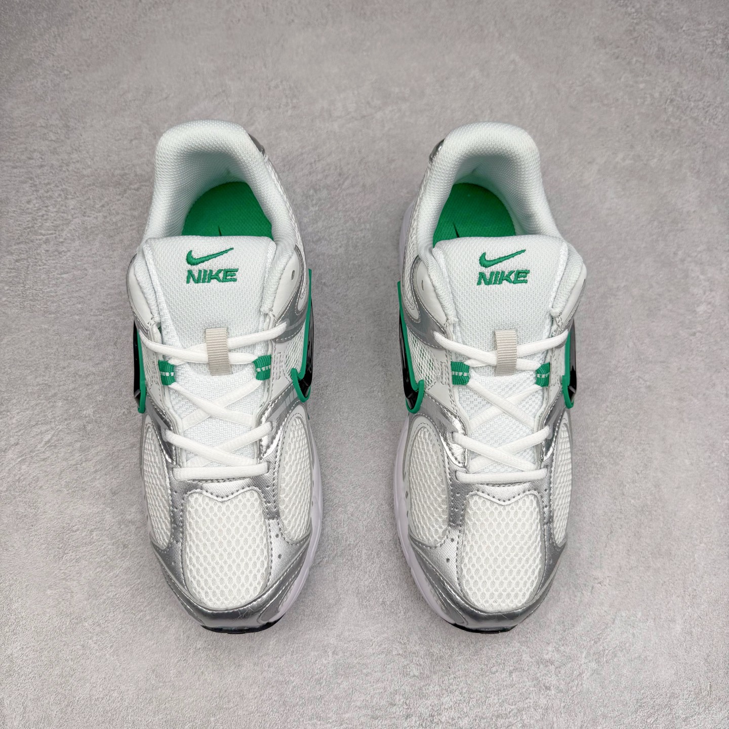 图片[2]-NK V5 RNR 舒适百搭防滑耐磨低帮跑步鞋 HJ5228-100 舒适有型适合日常穿着 该鞋款延续千禧年经典设计搭载泡绵中底 厚实而轻盈匠心细节巧搭立体耐克勾标志焕新演绎复古跑鞋 鞋款从千禧年美学汲取灵感 混搭多种材质突显层次感立体感和传统跑步风范 尺码：36 36.5 37.5 38 38.5 39 40 40.5 41 42 42.5 43 44 44.5 45-选品中心