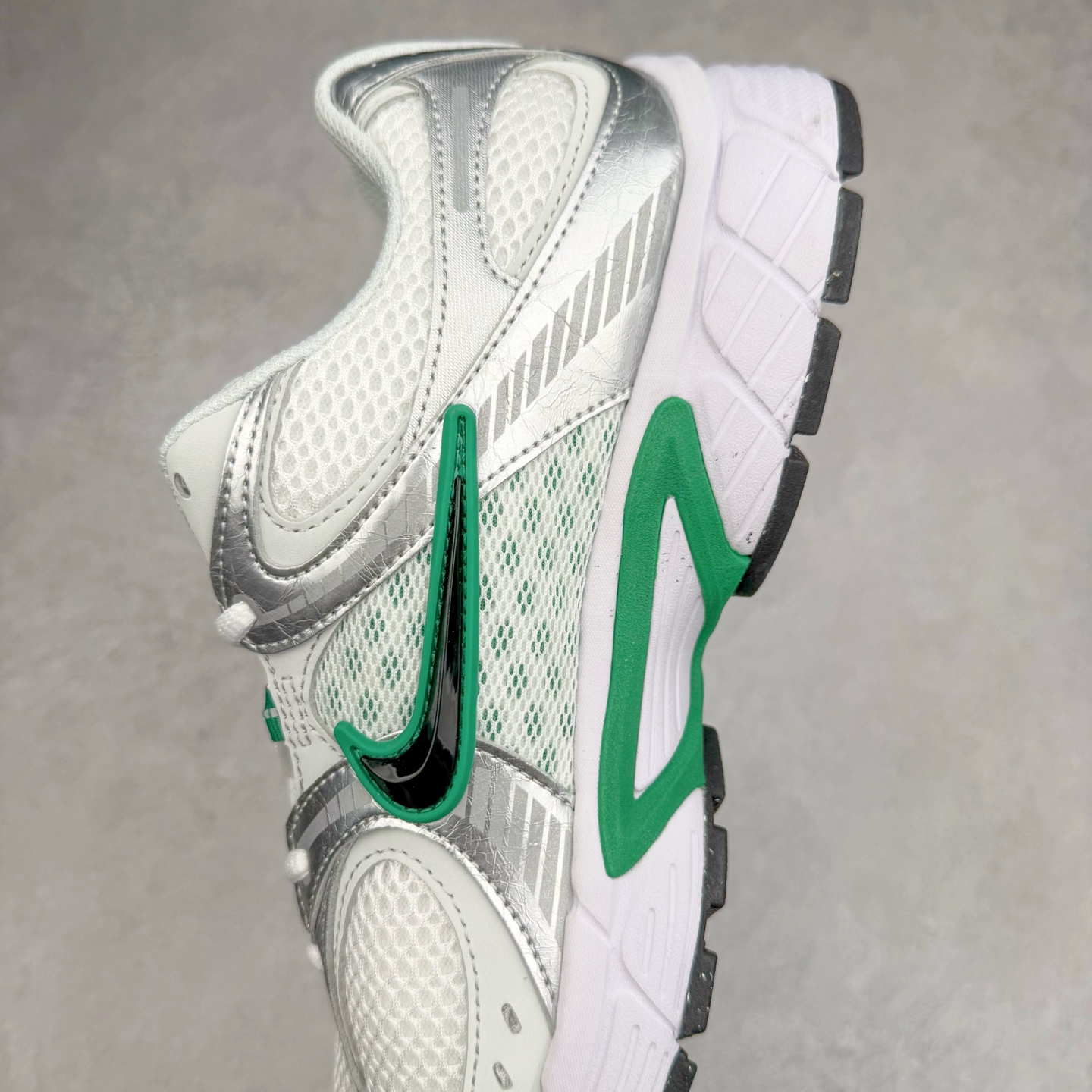 图片[7]-NK V5 RNR 舒适百搭防滑耐磨低帮跑步鞋 HJ5228-100 舒适有型适合日常穿着 该鞋款延续千禧年经典设计搭载泡绵中底 厚实而轻盈匠心细节巧搭立体耐克勾标志焕新演绎复古跑鞋 鞋款从千禧年美学汲取灵感 混搭多种材质突显层次感立体感和传统跑步风范 尺码：36 36.5 37.5 38 38.5 39 40 40.5 41 42 42.5 43 44 44.5 45-选品中心