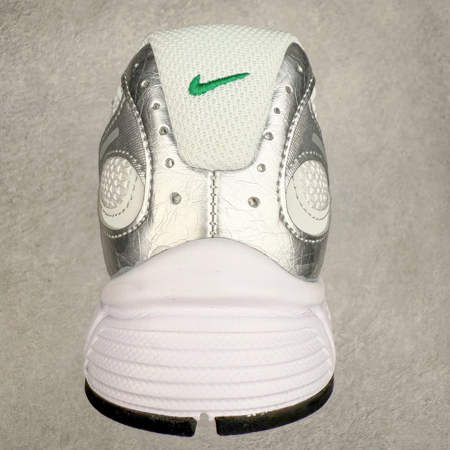 图片[8]-NK V5 RNR 舒适百搭防滑耐磨低帮跑步鞋 HJ5228-100 舒适有型适合日常穿着 该鞋款延续千禧年经典设计搭载泡绵中底 厚实而轻盈匠心细节巧搭立体耐克勾标志焕新演绎复古跑鞋 鞋款从千禧年美学汲取灵感 混搭多种材质突显层次感立体感和传统跑步风范 尺码：36 36.5 37.5 38 38.5 39 40 40.5 41 42 42.5 43 44 44.5 45-选品中心