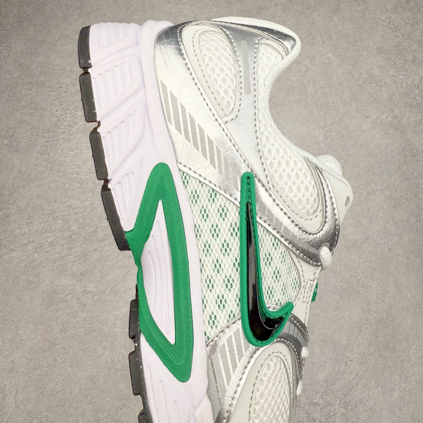 图片[6]-NK V5 RNR 舒适百搭防滑耐磨低帮跑步鞋 HJ5228-100 舒适有型适合日常穿着 该鞋款延续千禧年经典设计搭载泡绵中底 厚实而轻盈匠心细节巧搭立体耐克勾标志焕新演绎复古跑鞋 鞋款从千禧年美学汲取灵感 混搭多种材质突显层次感立体感和传统跑步风范 尺码：36 36.5 37.5 38 38.5 39 40 40.5 41 42 42.5 43 44 44.5 45-选品中心