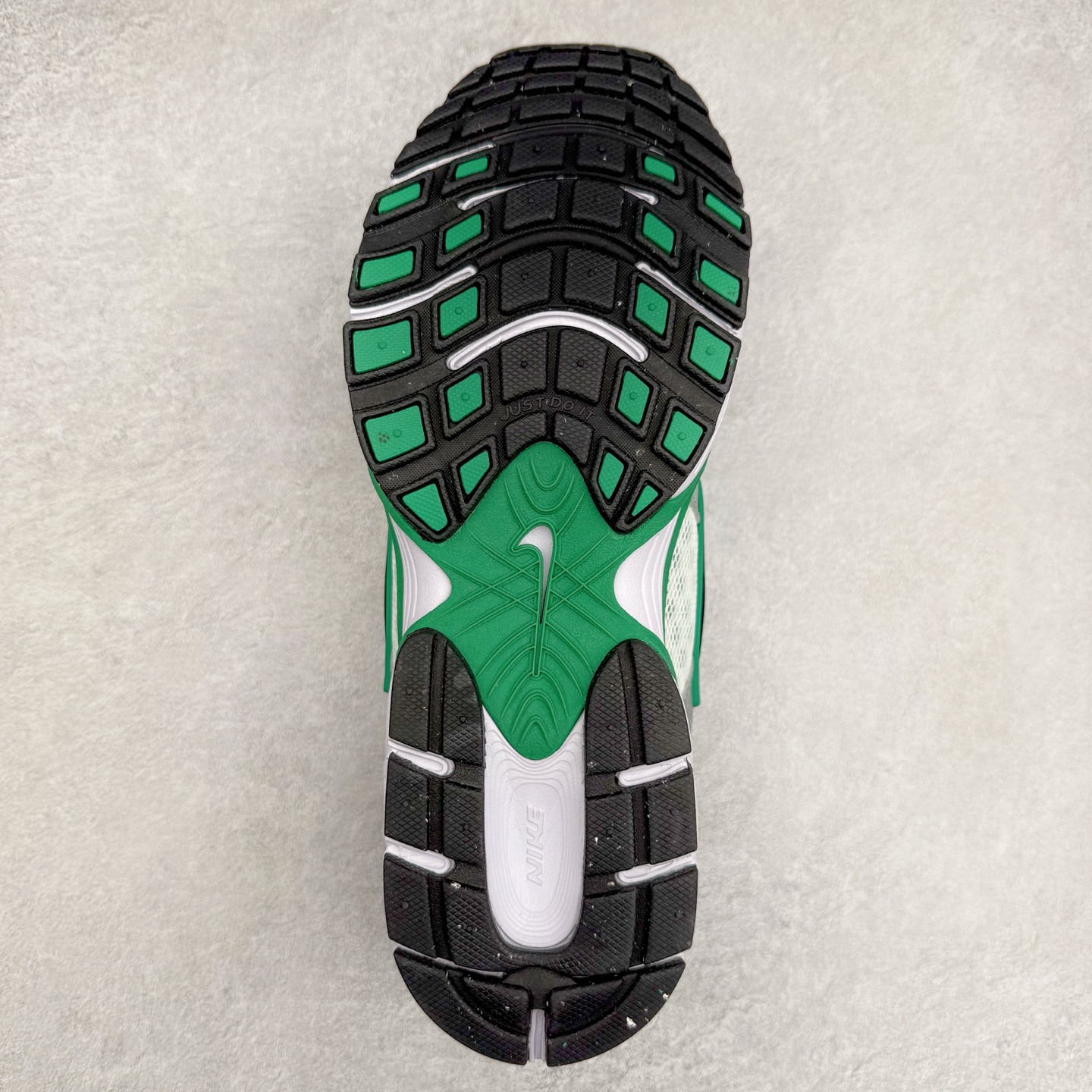 图片[9]-NK V5 RNR 舒适百搭防滑耐磨低帮跑步鞋 HJ5228-100 舒适有型适合日常穿着 该鞋款延续千禧年经典设计搭载泡绵中底 厚实而轻盈匠心细节巧搭立体耐克勾标志焕新演绎复古跑鞋 鞋款从千禧年美学汲取灵感 混搭多种材质突显层次感立体感和传统跑步风范 尺码：36 36.5 37.5 38 38.5 39 40 40.5 41 42 42.5 43 44 44.5 45-选品中心