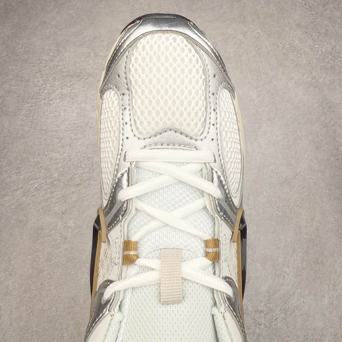 图片[4]-NK V5 RNR 舒适百搭防滑耐磨低帮跑步鞋 HJ5228-102 舒适有型适合日常穿着 该鞋款延续千禧年经典设计搭载泡绵中底 厚实而轻盈匠心细节巧搭立体耐克勾标志焕新演绎复古跑鞋 鞋款从千禧年美学汲取灵感 混搭多种材质突显层次感立体感和传统跑步风范 尺码：36 36.5 37.5 38 38.5 39 40 40.5 41 42 42.5 43 44 44.5 45-选品中心