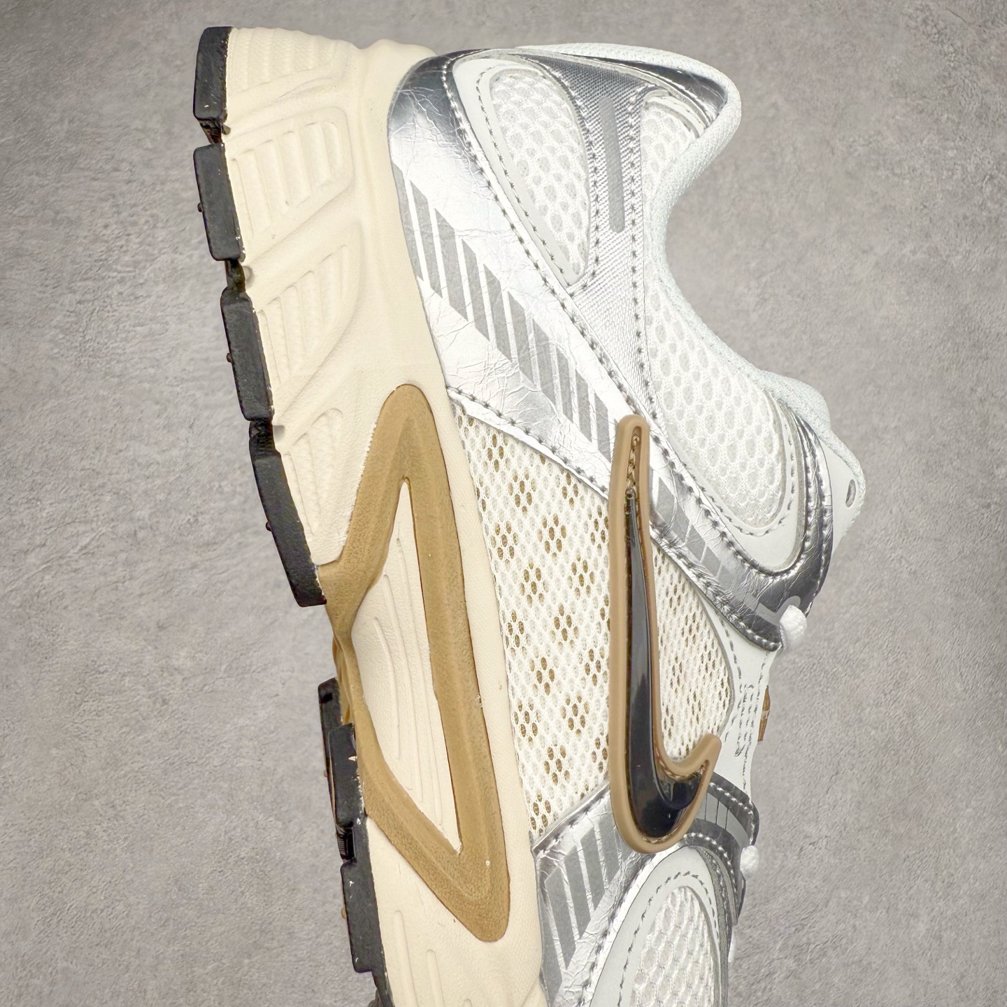 图片[6]-NK V5 RNR 舒适百搭防滑耐磨低帮跑步鞋 HJ5228-102 舒适有型适合日常穿着 该鞋款延续千禧年经典设计搭载泡绵中底 厚实而轻盈匠心细节巧搭立体耐克勾标志焕新演绎复古跑鞋 鞋款从千禧年美学汲取灵感 混搭多种材质突显层次感立体感和传统跑步风范 尺码：36 36.5 37.5 38 38.5 39 40 40.5 41 42 42.5 43 44 44.5 45-选品中心