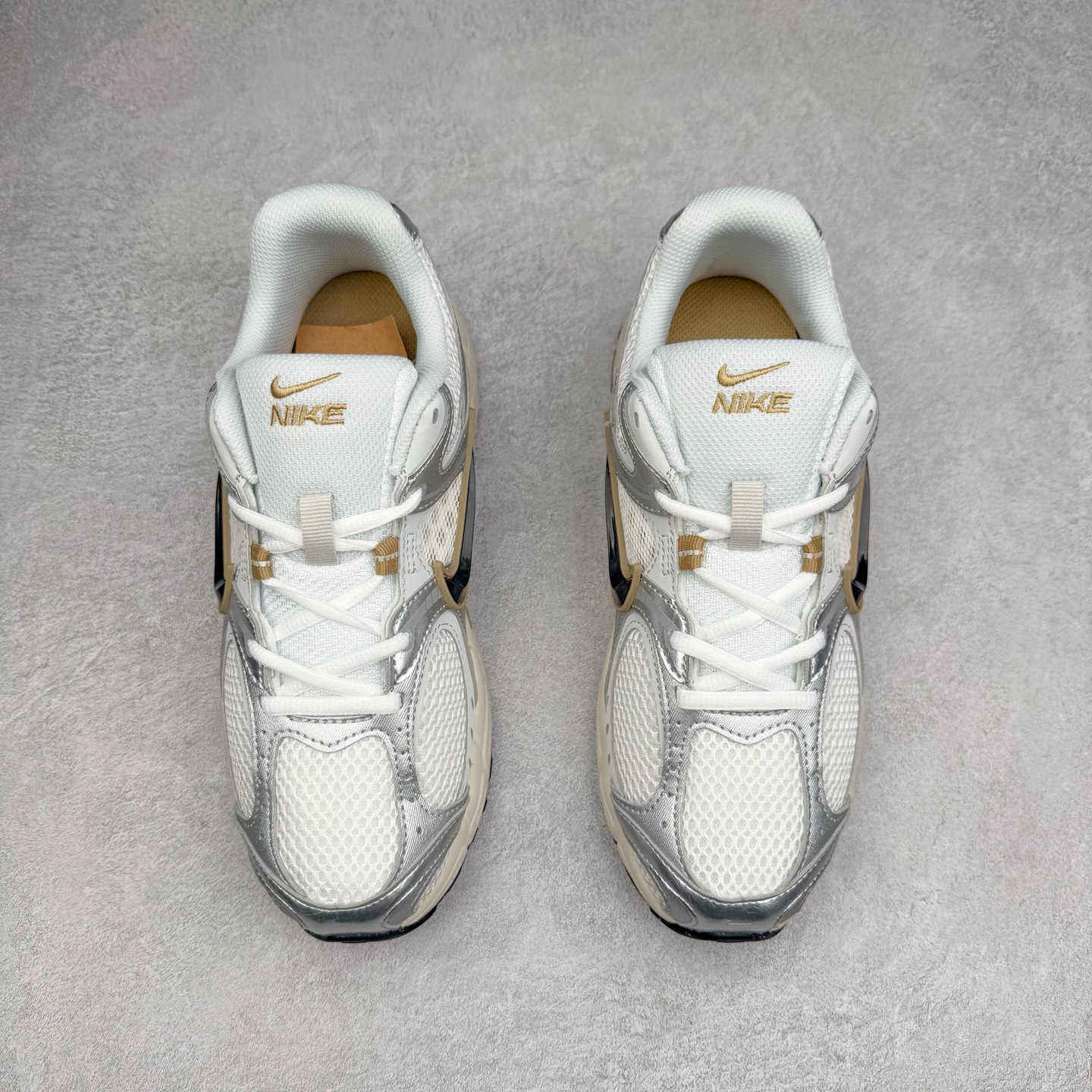 图片[2]-NK V5 RNR 舒适百搭防滑耐磨低帮跑步鞋 HJ5228-102 舒适有型适合日常穿着 该鞋款延续千禧年经典设计搭载泡绵中底 厚实而轻盈匠心细节巧搭立体耐克勾标志焕新演绎复古跑鞋 鞋款从千禧年美学汲取灵感 混搭多种材质突显层次感立体感和传统跑步风范 尺码：36 36.5 37.5 38 38.5 39 40 40.5 41 42 42.5 43 44 44.5 45-选品中心