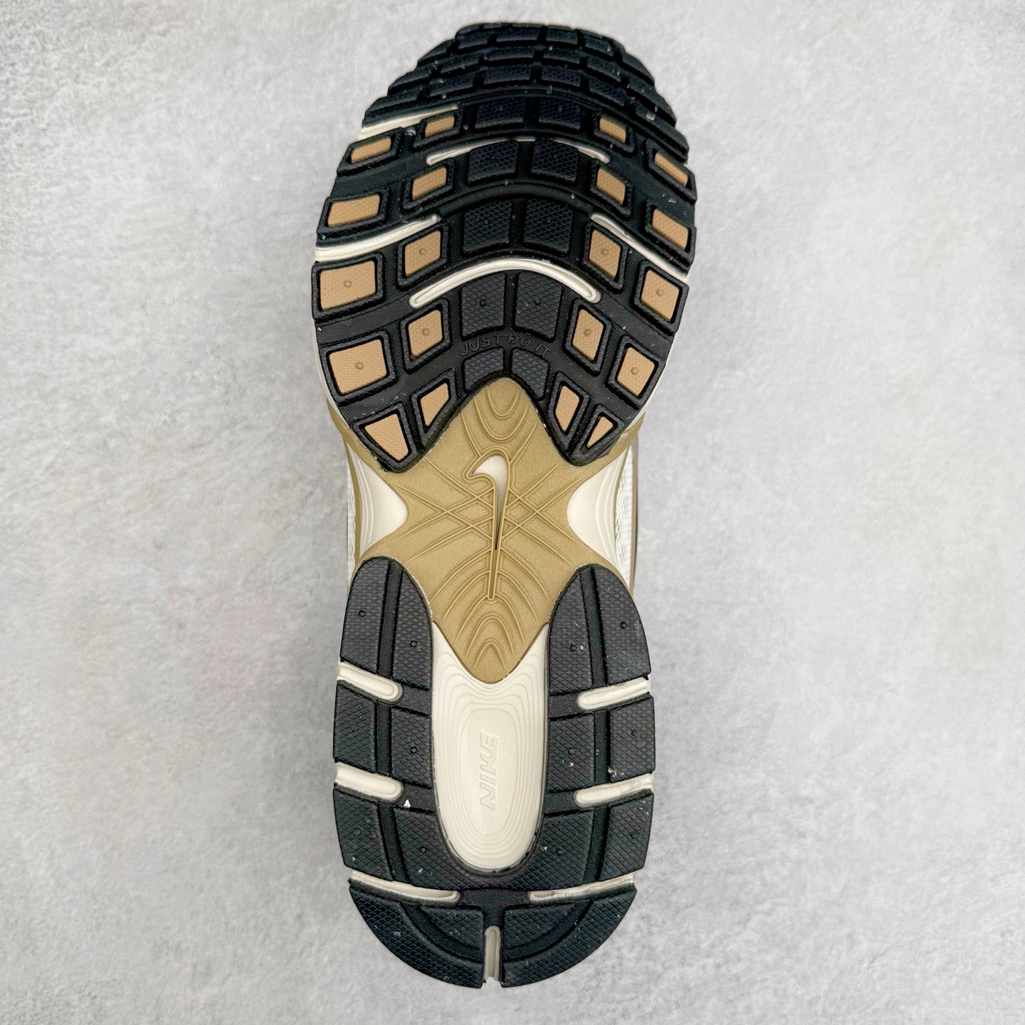 图片[9]-NK V5 RNR 舒适百搭防滑耐磨低帮跑步鞋 HJ5228-102 舒适有型适合日常穿着 该鞋款延续千禧年经典设计搭载泡绵中底 厚实而轻盈匠心细节巧搭立体耐克勾标志焕新演绎复古跑鞋 鞋款从千禧年美学汲取灵感 混搭多种材质突显层次感立体感和传统跑步风范 尺码：36 36.5 37.5 38 38.5 39 40 40.5 41 42 42.5 43 44 44.5 45-选品中心