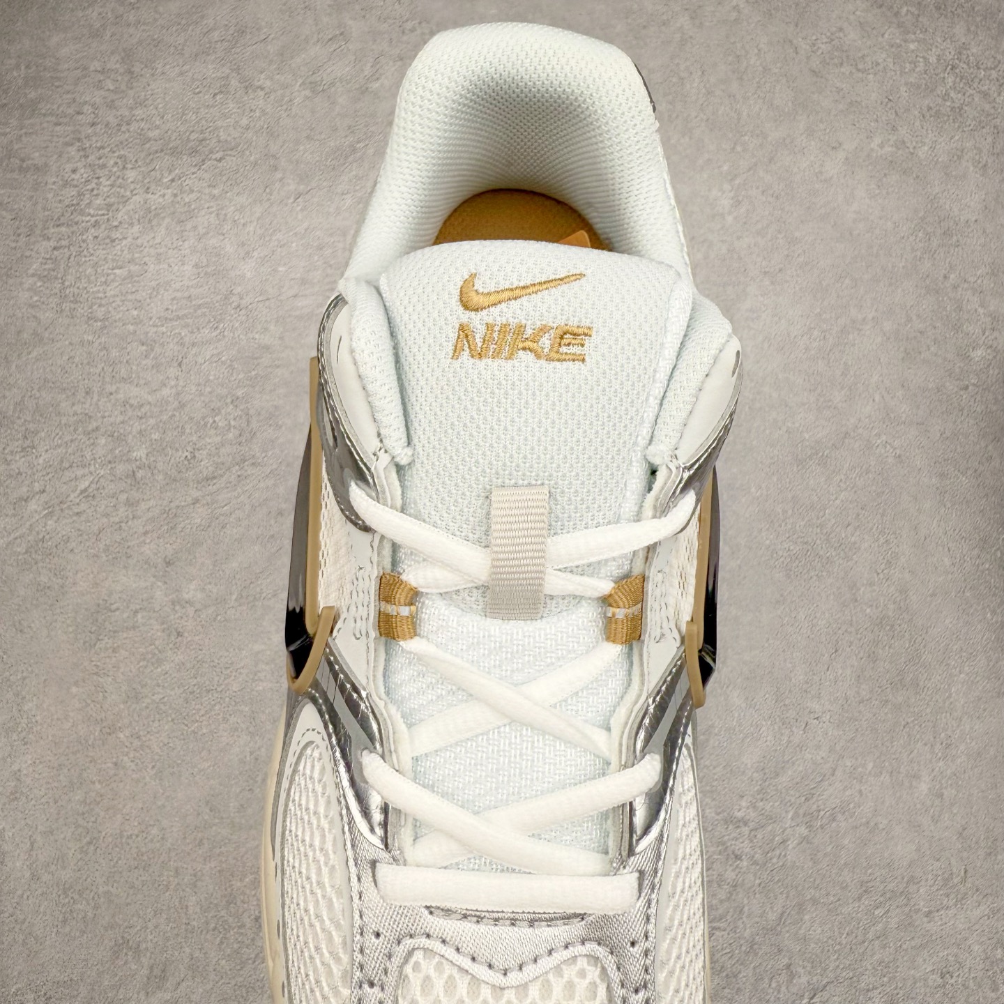 图片[5]-NK V5 RNR 舒适百搭防滑耐磨低帮跑步鞋 HJ5228-102 舒适有型适合日常穿着 该鞋款延续千禧年经典设计搭载泡绵中底 厚实而轻盈匠心细节巧搭立体耐克勾标志焕新演绎复古跑鞋 鞋款从千禧年美学汲取灵感 混搭多种材质突显层次感立体感和传统跑步风范 尺码：36 36.5 37.5 38 38.5 39 40 40.5 41 42 42.5 43 44 44.5 45-选品中心