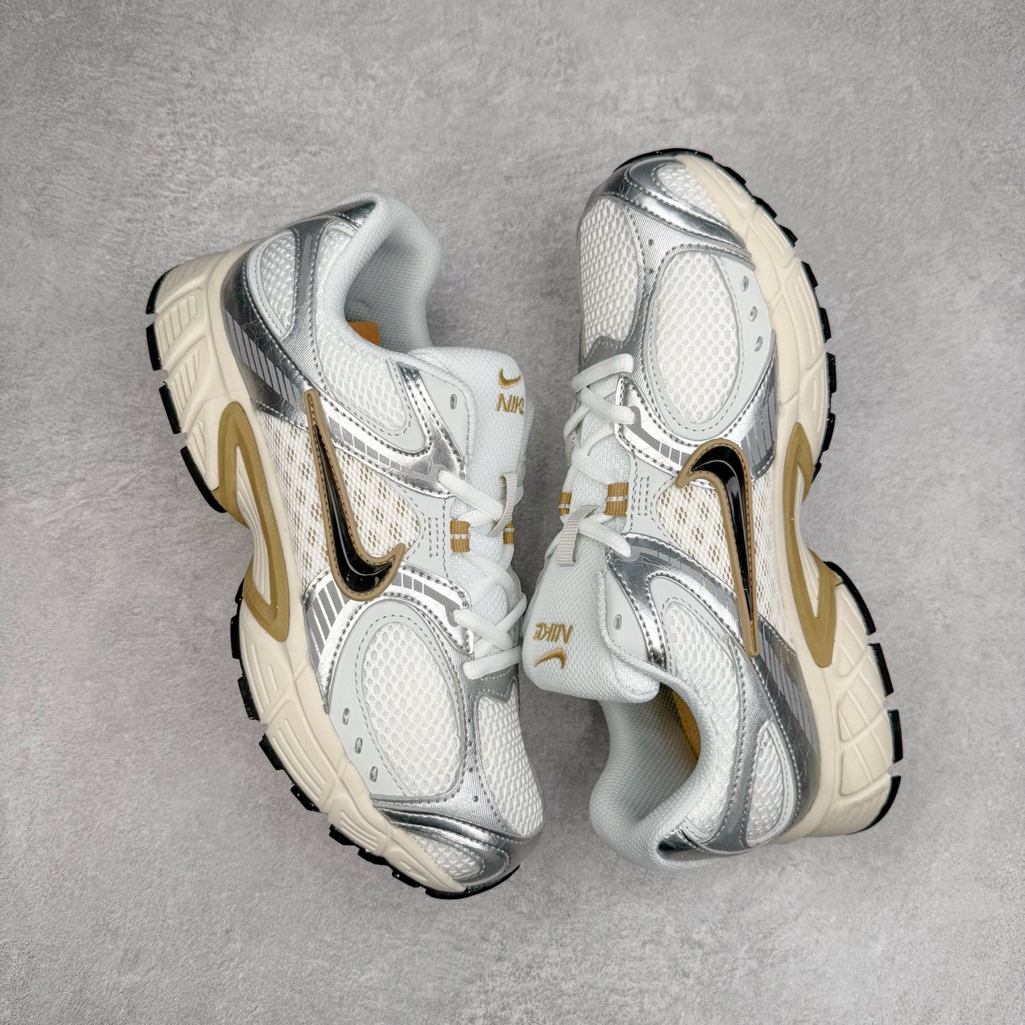 图片[3]-NK V5 RNR 舒适百搭防滑耐磨低帮跑步鞋 HJ5228-102 舒适有型适合日常穿着 该鞋款延续千禧年经典设计搭载泡绵中底 厚实而轻盈匠心细节巧搭立体耐克勾标志焕新演绎复古跑鞋 鞋款从千禧年美学汲取灵感 混搭多种材质突显层次感立体感和传统跑步风范 尺码：36 36.5 37.5 38 38.5 39 40 40.5 41 42 42.5 43 44 44.5 45-选品中心