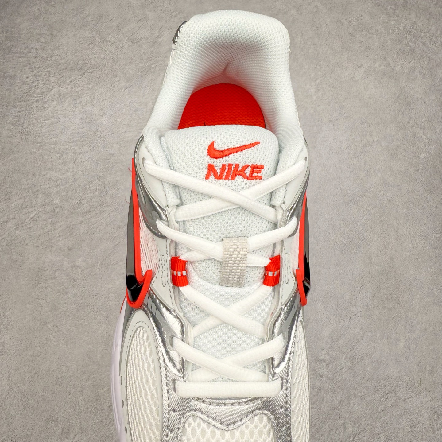 图片[5]-NK V5 RNR 舒适百搭防滑耐磨低帮跑步鞋 HQ7901-100 舒适有型适合日常穿着 该鞋款延续千禧年经典设计搭载泡绵中底 厚实而轻盈匠心细节巧搭立体耐克勾标志焕新演绎复古跑鞋 鞋款从千禧年美学汲取灵感 混搭多种材质突显层次感立体感和传统跑步风范 尺码：36 36.5 37.5 38 38.5 39 40 40.5 41 42 42.5 43 44 44.5 45-选品中心