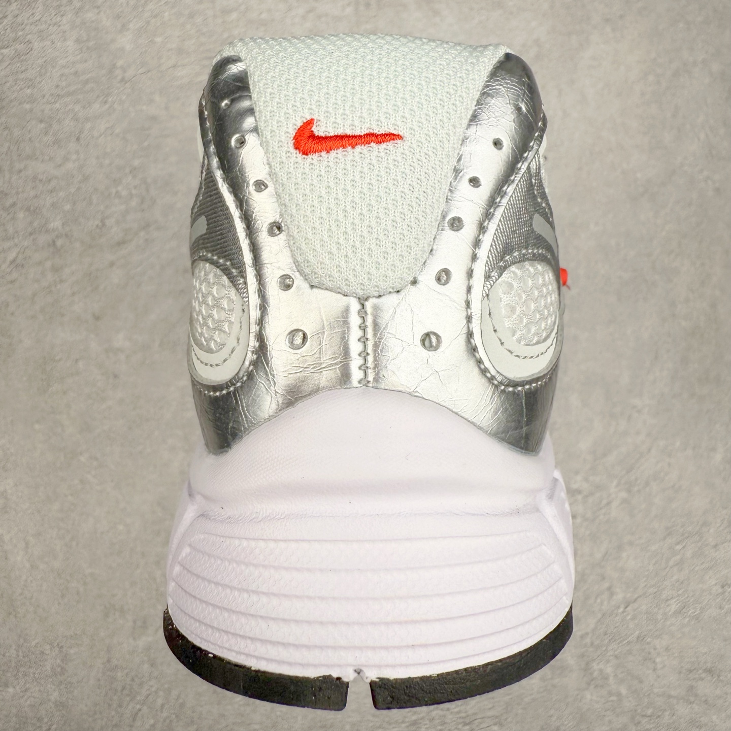 图片[8]-NK V5 RNR 舒适百搭防滑耐磨低帮跑步鞋 HQ7901-100 舒适有型适合日常穿着 该鞋款延续千禧年经典设计搭载泡绵中底 厚实而轻盈匠心细节巧搭立体耐克勾标志焕新演绎复古跑鞋 鞋款从千禧年美学汲取灵感 混搭多种材质突显层次感立体感和传统跑步风范 尺码：36 36.5 37.5 38 38.5 39 40 40.5 41 42 42.5 43 44 44.5 45-选品中心