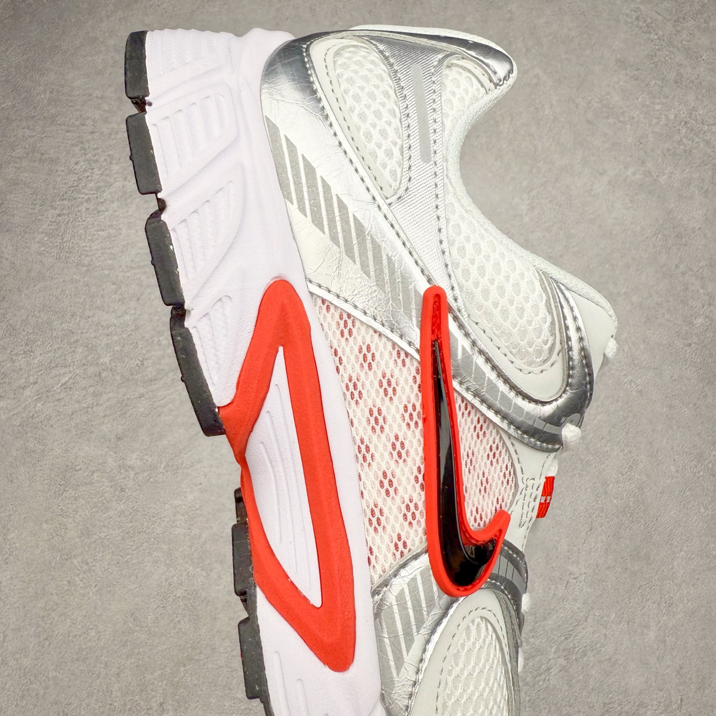 图片[6]-NK V5 RNR 舒适百搭防滑耐磨低帮跑步鞋 HQ7901-100 舒适有型适合日常穿着 该鞋款延续千禧年经典设计搭载泡绵中底 厚实而轻盈匠心细节巧搭立体耐克勾标志焕新演绎复古跑鞋 鞋款从千禧年美学汲取灵感 混搭多种材质突显层次感立体感和传统跑步风范 尺码：36 36.5 37.5 38 38.5 39 40 40.5 41 42 42.5 43 44 44.5 45-选品中心