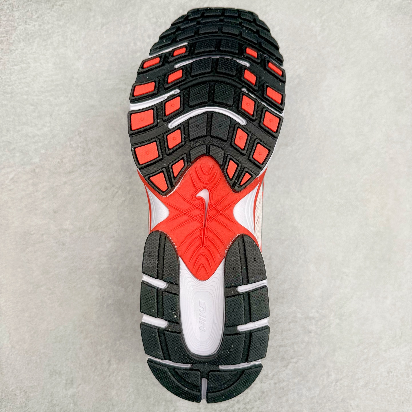 图片[9]-NK V5 RNR 舒适百搭防滑耐磨低帮跑步鞋 HQ7901-100 舒适有型适合日常穿着 该鞋款延续千禧年经典设计搭载泡绵中底 厚实而轻盈匠心细节巧搭立体耐克勾标志焕新演绎复古跑鞋 鞋款从千禧年美学汲取灵感 混搭多种材质突显层次感立体感和传统跑步风范 尺码：36 36.5 37.5 38 38.5 39 40 40.5 41 42 42.5 43 44 44.5 45-选品中心