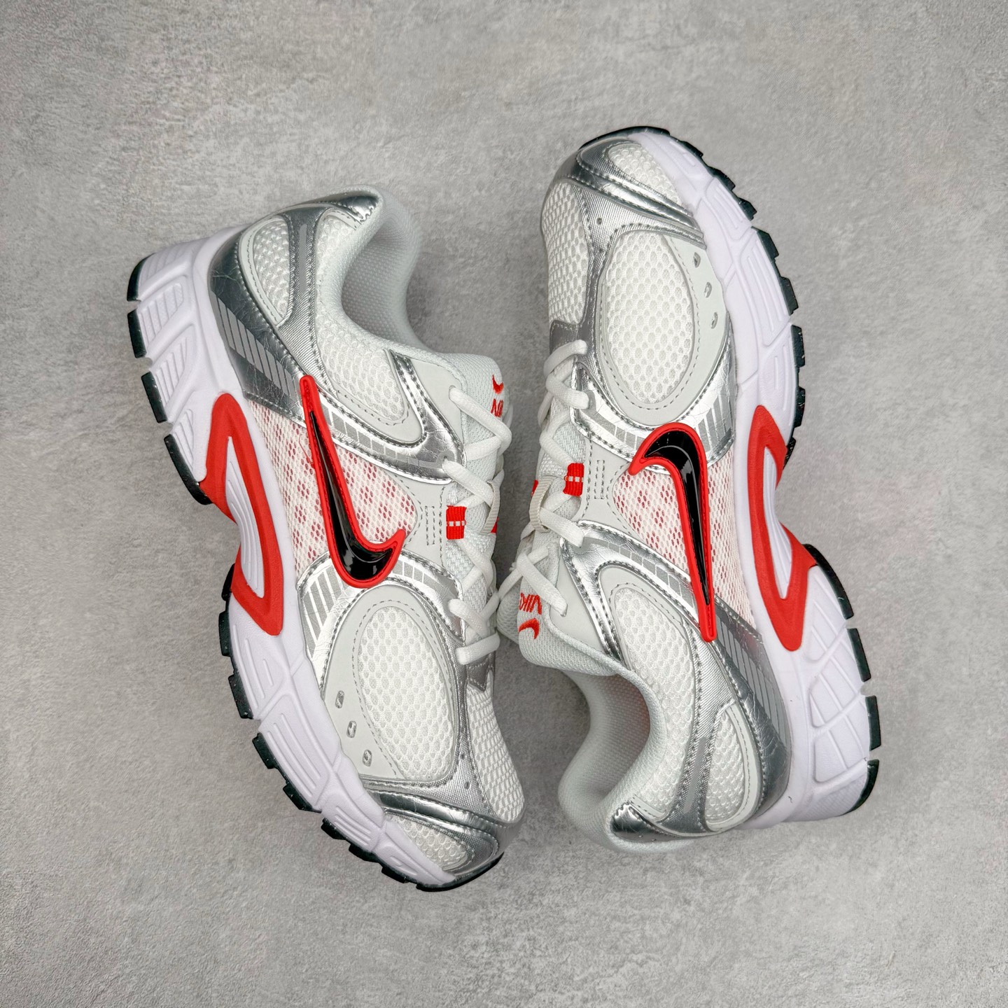 图片[3]-NK V5 RNR 舒适百搭防滑耐磨低帮跑步鞋 HQ7901-100 舒适有型适合日常穿着 该鞋款延续千禧年经典设计搭载泡绵中底 厚实而轻盈匠心细节巧搭立体耐克勾标志焕新演绎复古跑鞋 鞋款从千禧年美学汲取灵感 混搭多种材质突显层次感立体感和传统跑步风范 尺码：36 36.5 37.5 38 38.5 39 40 40.5 41 42 42.5 43 44 44.5 45-选品中心