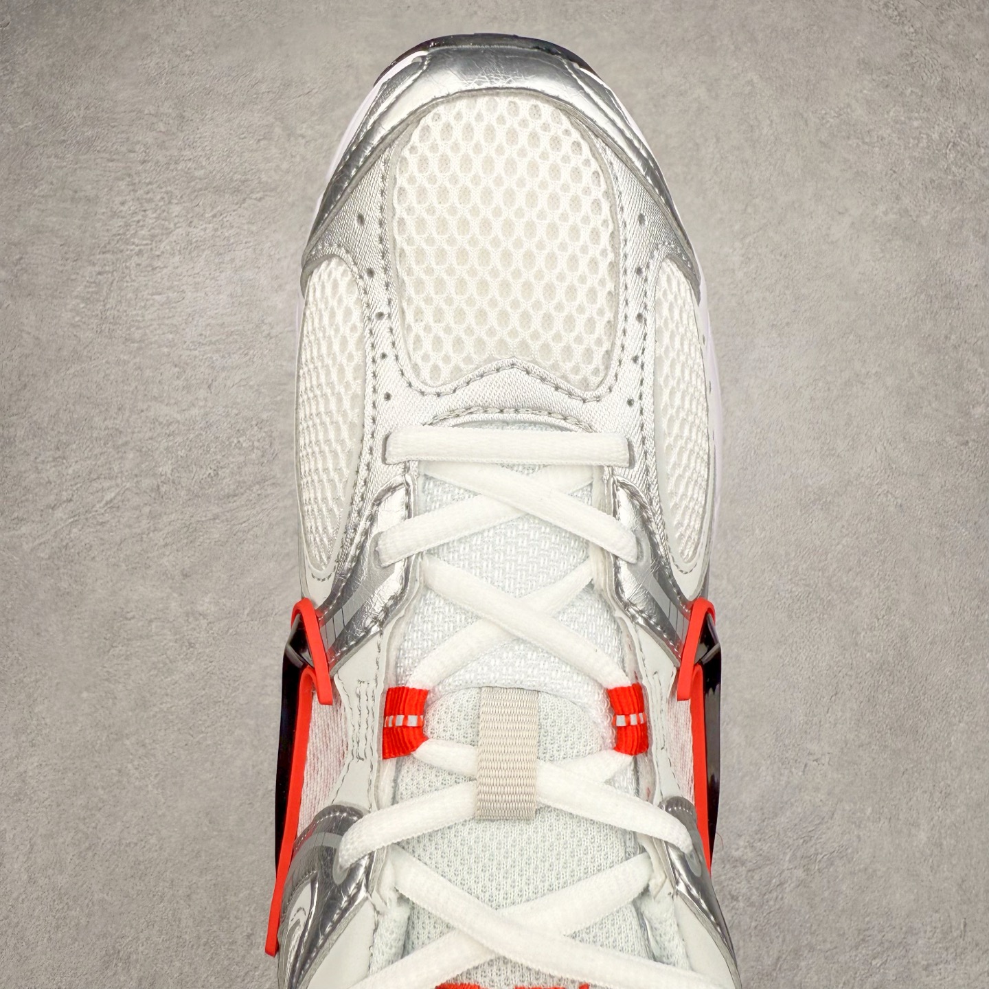 图片[4]-NK V5 RNR 舒适百搭防滑耐磨低帮跑步鞋 HQ7901-100 舒适有型适合日常穿着 该鞋款延续千禧年经典设计搭载泡绵中底 厚实而轻盈匠心细节巧搭立体耐克勾标志焕新演绎复古跑鞋 鞋款从千禧年美学汲取灵感 混搭多种材质突显层次感立体感和传统跑步风范 尺码：36 36.5 37.5 38 38.5 39 40 40.5 41 42 42.5 43 44 44.5 45-选品中心