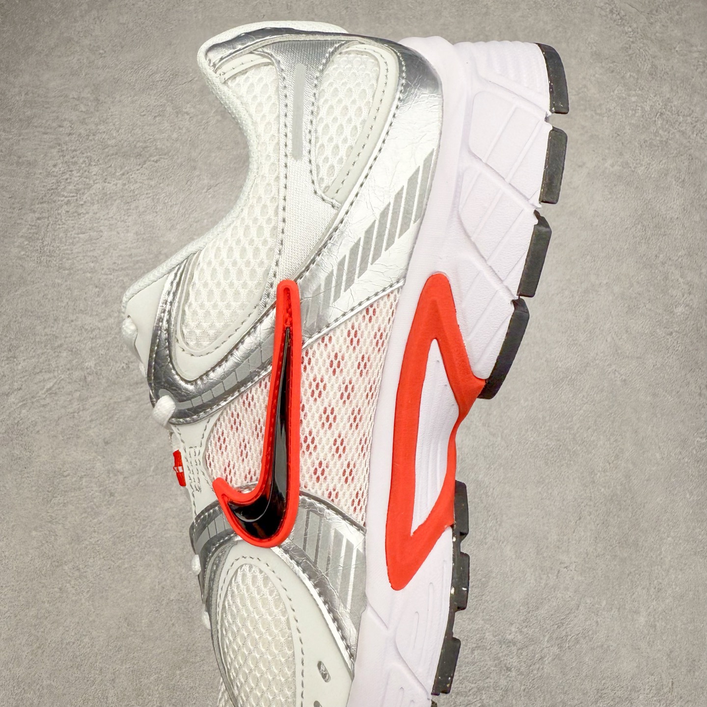 图片[7]-NK V5 RNR 舒适百搭防滑耐磨低帮跑步鞋 HQ7901-100 舒适有型适合日常穿着 该鞋款延续千禧年经典设计搭载泡绵中底 厚实而轻盈匠心细节巧搭立体耐克勾标志焕新演绎复古跑鞋 鞋款从千禧年美学汲取灵感 混搭多种材质突显层次感立体感和传统跑步风范 尺码：36 36.5 37.5 38 38.5 39 40 40.5 41 42 42.5 43 44 44.5 45-选品中心