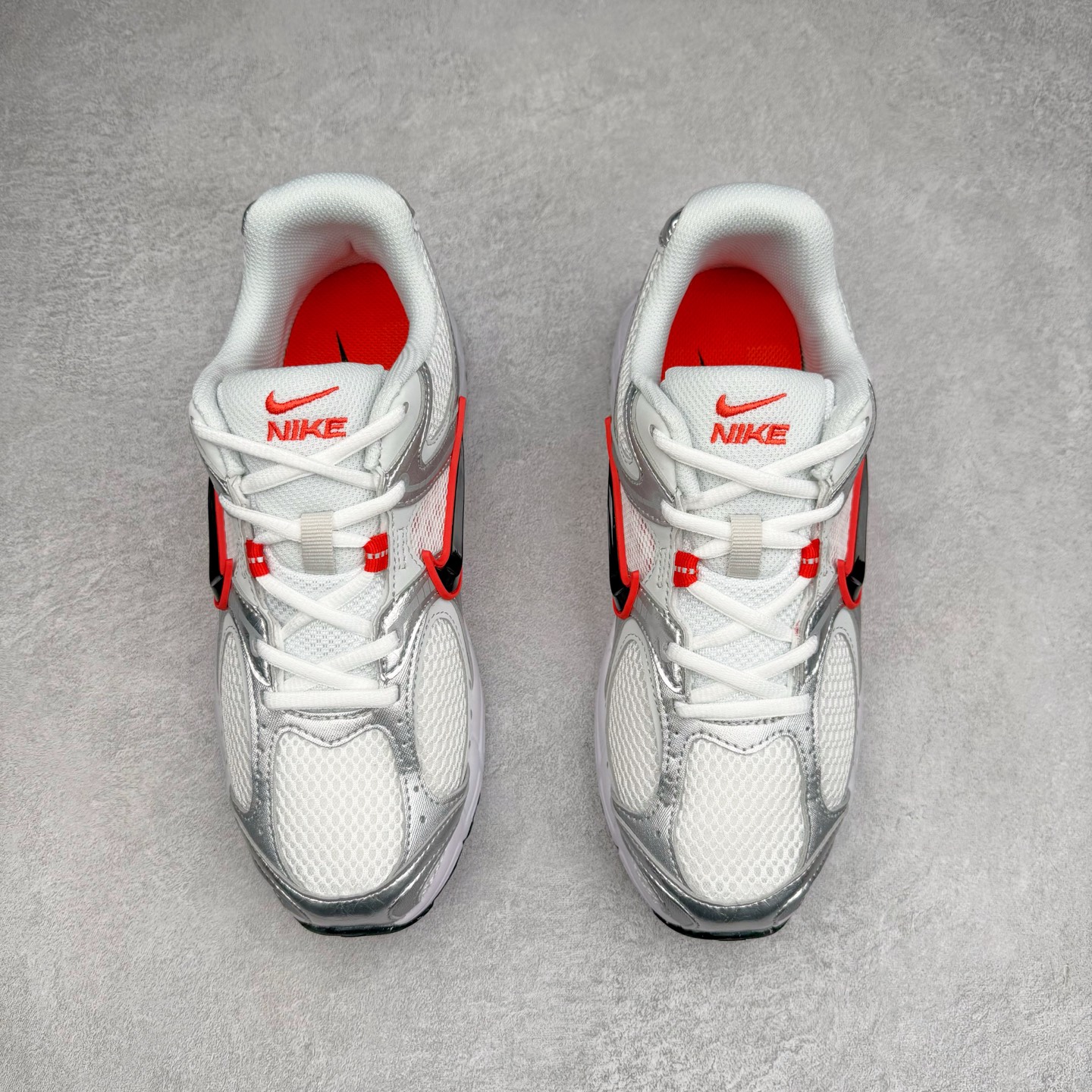 图片[2]-NK V5 RNR 舒适百搭防滑耐磨低帮跑步鞋 HQ7901-100 舒适有型适合日常穿着 该鞋款延续千禧年经典设计搭载泡绵中底 厚实而轻盈匠心细节巧搭立体耐克勾标志焕新演绎复古跑鞋 鞋款从千禧年美学汲取灵感 混搭多种材质突显层次感立体感和传统跑步风范 尺码：36 36.5 37.5 38 38.5 39 40 40.5 41 42 42.5 43 44 44.5 45-选品中心