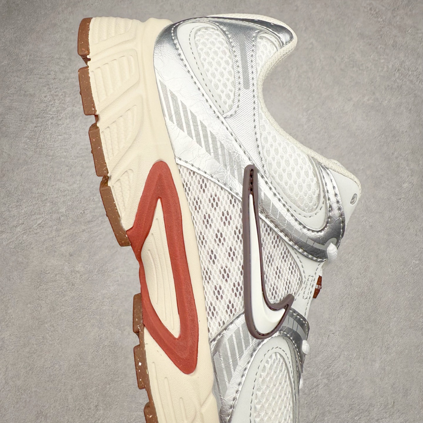 图片[6]-NK V5 RNR 舒适百搭防滑耐磨低帮跑步鞋 HJ5228-102 舒适有型适合日常穿着 该鞋款延续千禧年经典设计搭载泡绵中底 厚实而轻盈匠心细节巧搭立体耐克勾标志焕新演绎复古跑鞋 鞋款从千禧年美学汲取灵感 混搭多种材质突显层次感立体感和传统跑步风范 尺码：36 36.5 37.5 38 38.5 39 40 40.5 41 42 42.5 43 44 44.5 45-选品中心