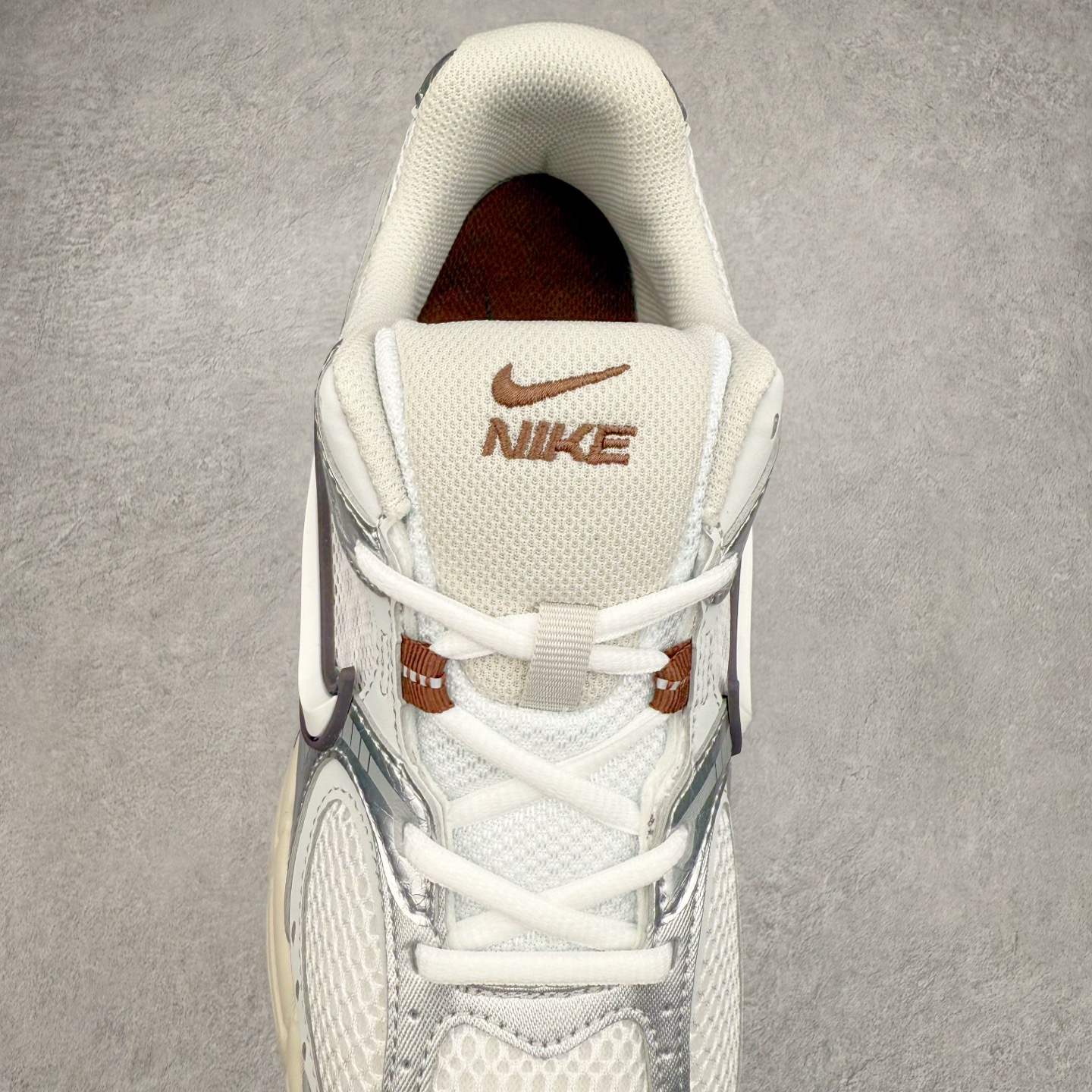 图片[5]-NK V5 RNR 舒适百搭防滑耐磨低帮跑步鞋 HJ5228-102 舒适有型适合日常穿着 该鞋款延续千禧年经典设计搭载泡绵中底 厚实而轻盈匠心细节巧搭立体耐克勾标志焕新演绎复古跑鞋 鞋款从千禧年美学汲取灵感 混搭多种材质突显层次感立体感和传统跑步风范 尺码：36 36.5 37.5 38 38.5 39 40 40.5 41 42 42.5 43 44 44.5 45-选品中心