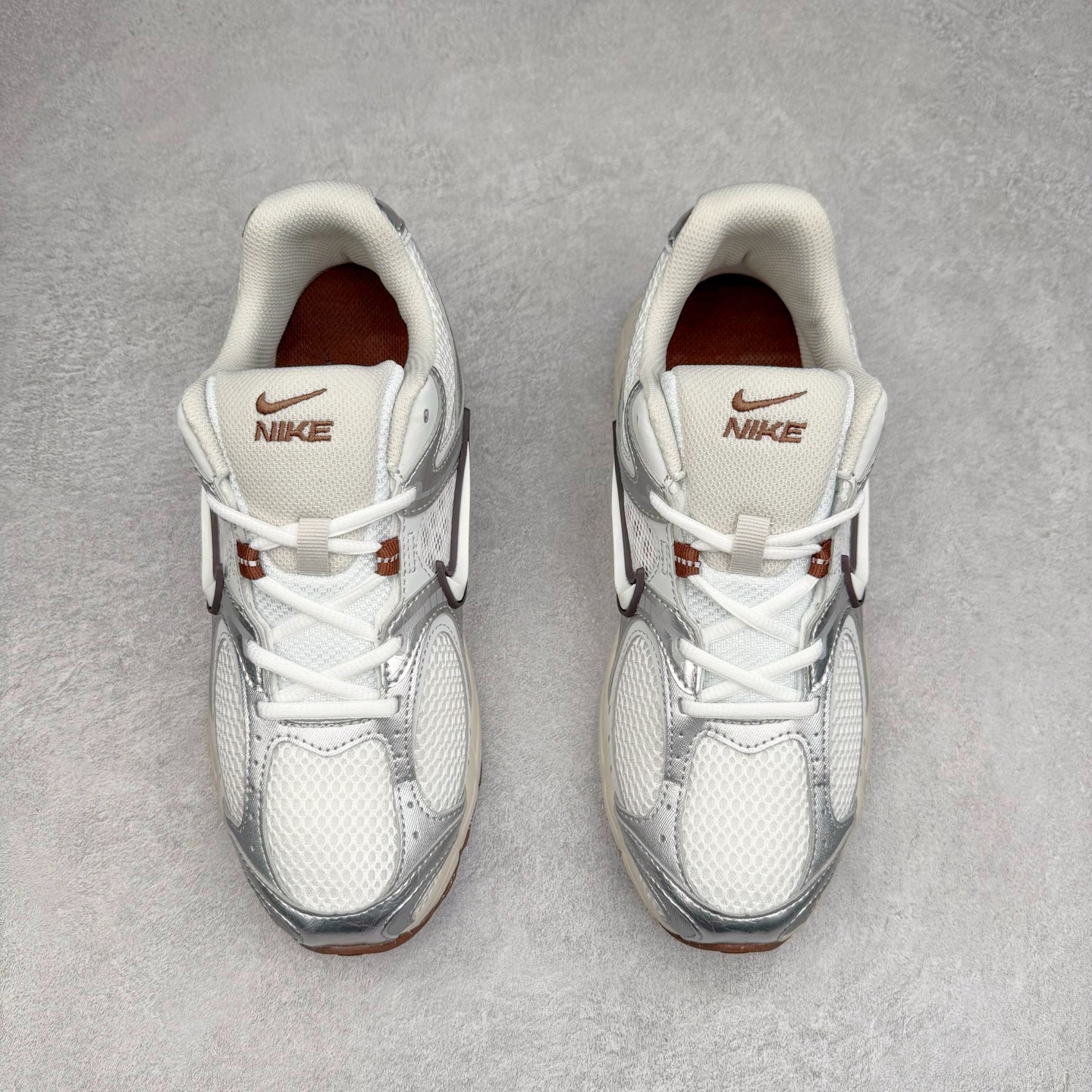 图片[2]-NK V5 RNR 舒适百搭防滑耐磨低帮跑步鞋 HJ5228-102 舒适有型适合日常穿着 该鞋款延续千禧年经典设计搭载泡绵中底 厚实而轻盈匠心细节巧搭立体耐克勾标志焕新演绎复古跑鞋 鞋款从千禧年美学汲取灵感 混搭多种材质突显层次感立体感和传统跑步风范 尺码：36 36.5 37.5 38 38.5 39 40 40.5 41 42 42.5 43 44 44.5 45-选品中心