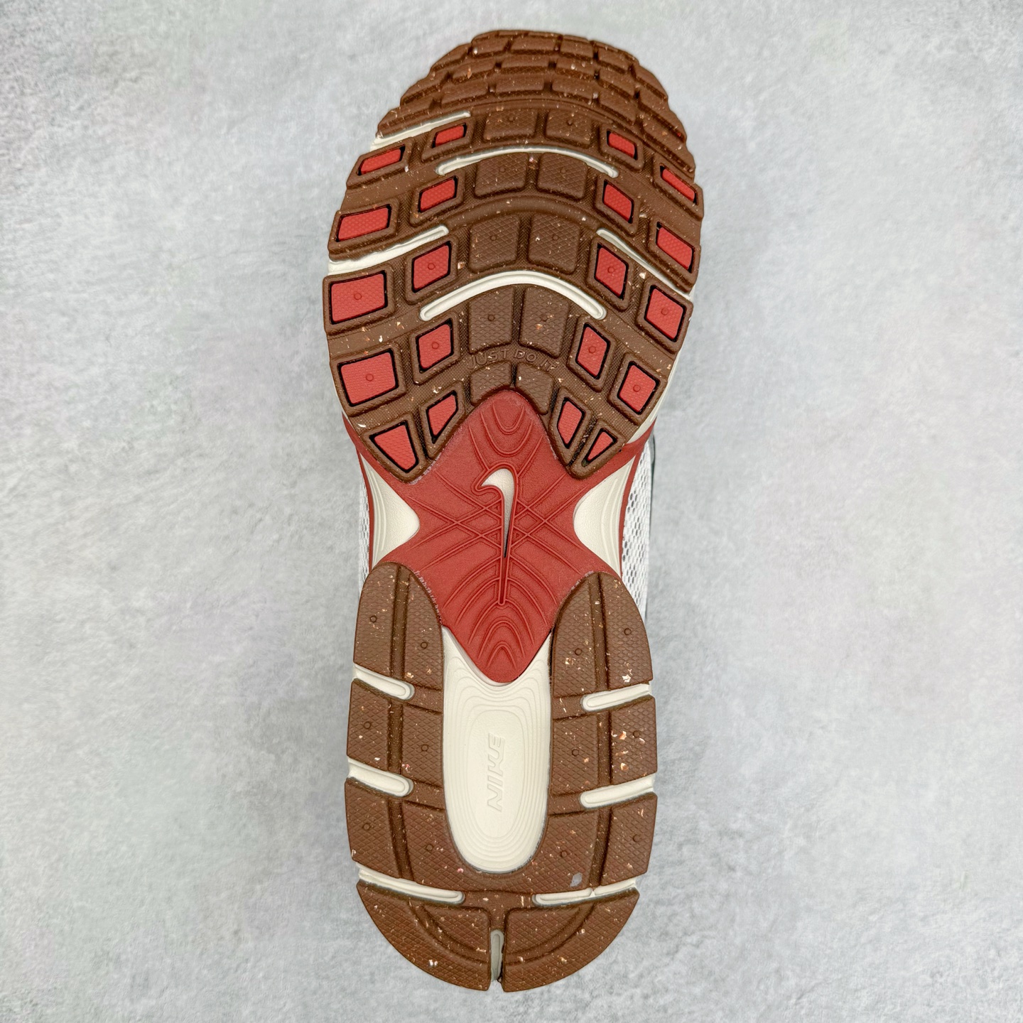 图片[9]-NK V5 RNR 舒适百搭防滑耐磨低帮跑步鞋 HJ5228-102 舒适有型适合日常穿着 该鞋款延续千禧年经典设计搭载泡绵中底 厚实而轻盈匠心细节巧搭立体耐克勾标志焕新演绎复古跑鞋 鞋款从千禧年美学汲取灵感 混搭多种材质突显层次感立体感和传统跑步风范 尺码：36 36.5 37.5 38 38.5 39 40 40.5 41 42 42.5 43 44 44.5 45-选品中心