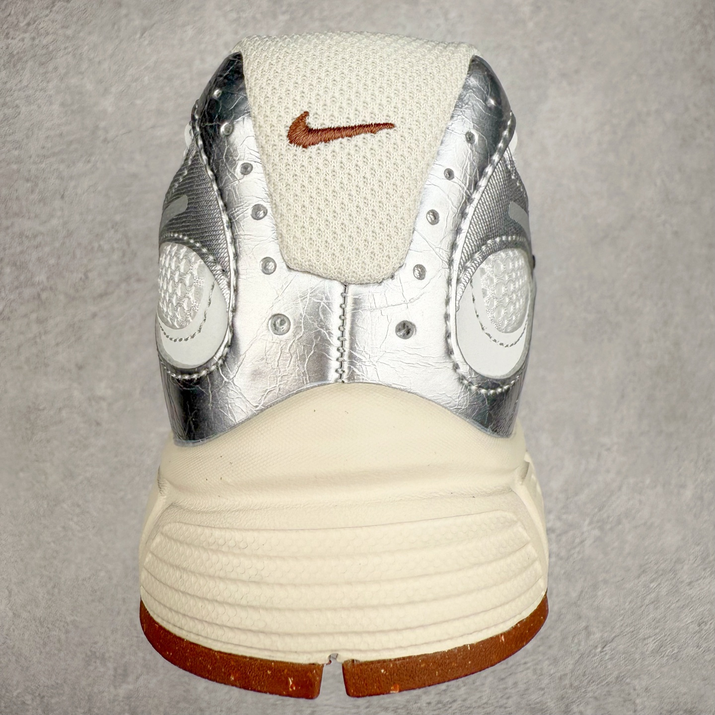 图片[8]-NK V5 RNR 舒适百搭防滑耐磨低帮跑步鞋 HJ5228-102 舒适有型适合日常穿着 该鞋款延续千禧年经典设计搭载泡绵中底 厚实而轻盈匠心细节巧搭立体耐克勾标志焕新演绎复古跑鞋 鞋款从千禧年美学汲取灵感 混搭多种材质突显层次感立体感和传统跑步风范 尺码：36 36.5 37.5 38 38.5 39 40 40.5 41 42 42.5 43 44 44.5 45-选品中心