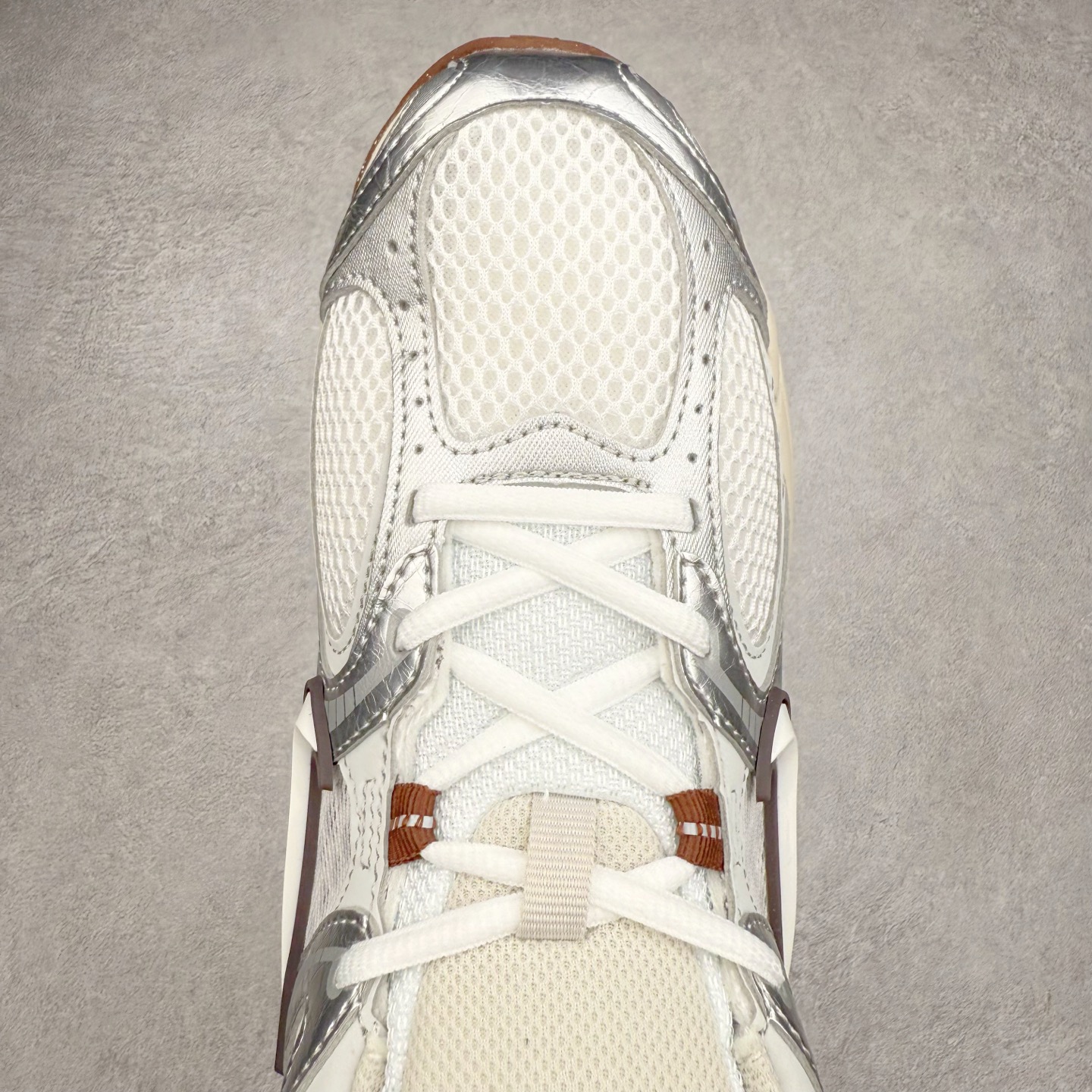 图片[4]-NK V5 RNR 舒适百搭防滑耐磨低帮跑步鞋 HJ5228-102 舒适有型适合日常穿着 该鞋款延续千禧年经典设计搭载泡绵中底 厚实而轻盈匠心细节巧搭立体耐克勾标志焕新演绎复古跑鞋 鞋款从千禧年美学汲取灵感 混搭多种材质突显层次感立体感和传统跑步风范 尺码：36 36.5 37.5 38 38.5 39 40 40.5 41 42 42.5 43 44 44.5 45-选品中心