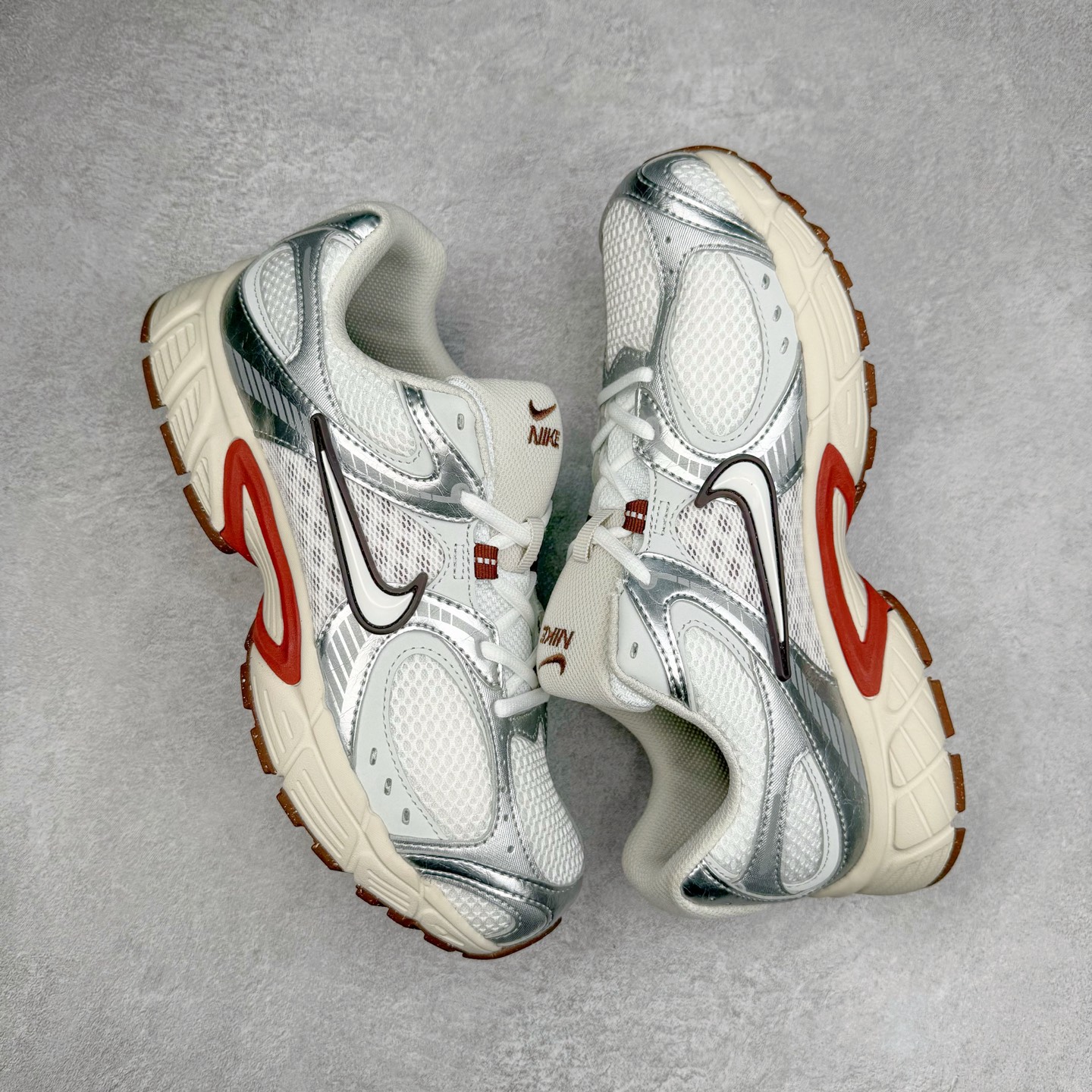 图片[3]-NK V5 RNR 舒适百搭防滑耐磨低帮跑步鞋 HJ5228-102 舒适有型适合日常穿着 该鞋款延续千禧年经典设计搭载泡绵中底 厚实而轻盈匠心细节巧搭立体耐克勾标志焕新演绎复古跑鞋 鞋款从千禧年美学汲取灵感 混搭多种材质突显层次感立体感和传统跑步风范 尺码：36 36.5 37.5 38 38.5 39 40 40.5 41 42 42.5 43 44 44.5 45-选品中心