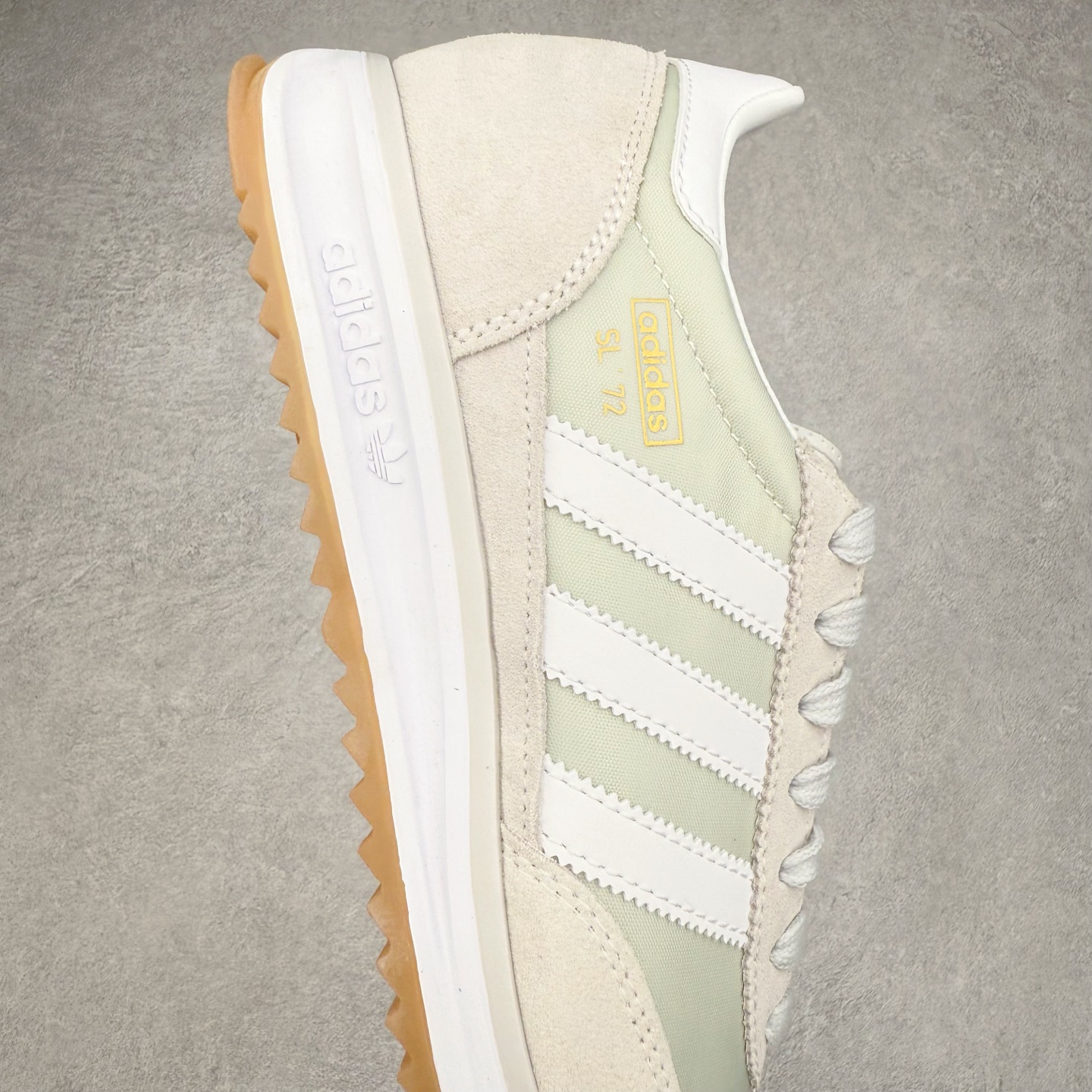 图片[6]-＃HP纯原 AD Wmns SL72 OG 系列德训足球风百搭低帮休闲运动板鞋 JI1281 采用高弹EVA+MODEL+RB三层组合底 区别市面RB一体大底 三层组合鞋底重量与原鞋一致 Originals 将有「T 头鞋」造型的诞生于 1972 年的 SL72 鞋款复刻带回 各位买鞋又有新选择了 1972 年 SL72 问世后 引领了后来阿迪达斯的跑鞋发展方向 其中「SL」代表了 Super Light 彰显了产品轻便的特性 1972 年 SL72 问世后 引领了后来阿迪达斯的跑鞋发展方向 其中「SL」代表了 Super Light 彰显了产品轻便的特性 这次 Originals 延续其轻质经典的基因 带来男女两款 SL72 男生款带来 SL72 RS 鞋型 RS 意为 Reshaped（重塑）鞋款在保留了经典的外观基础上 在尼龙材质里增加了填充物 使鞋型更加挺立和饱满 鞋头则更加圆润 鞋底的 EVA 材质则增加了鞋款的高度 女生款则带来 SL72 OG W 鞋型 OG 顾名思义则是致敬经典款式 相较于 RS（Reshaped）鞋款 鞋身更加纤细 其整体鞋身轮廓、线条、细节、材质上尊崇 70 年代 SL72 的设计 还原经典味道 尺码：36 36⅔ 37⅓ 38 38⅔ 39⅓ 40 40⅔ 41⅓ 42 42⅔ 43⅓ 44 44⅔ 45-选品中心